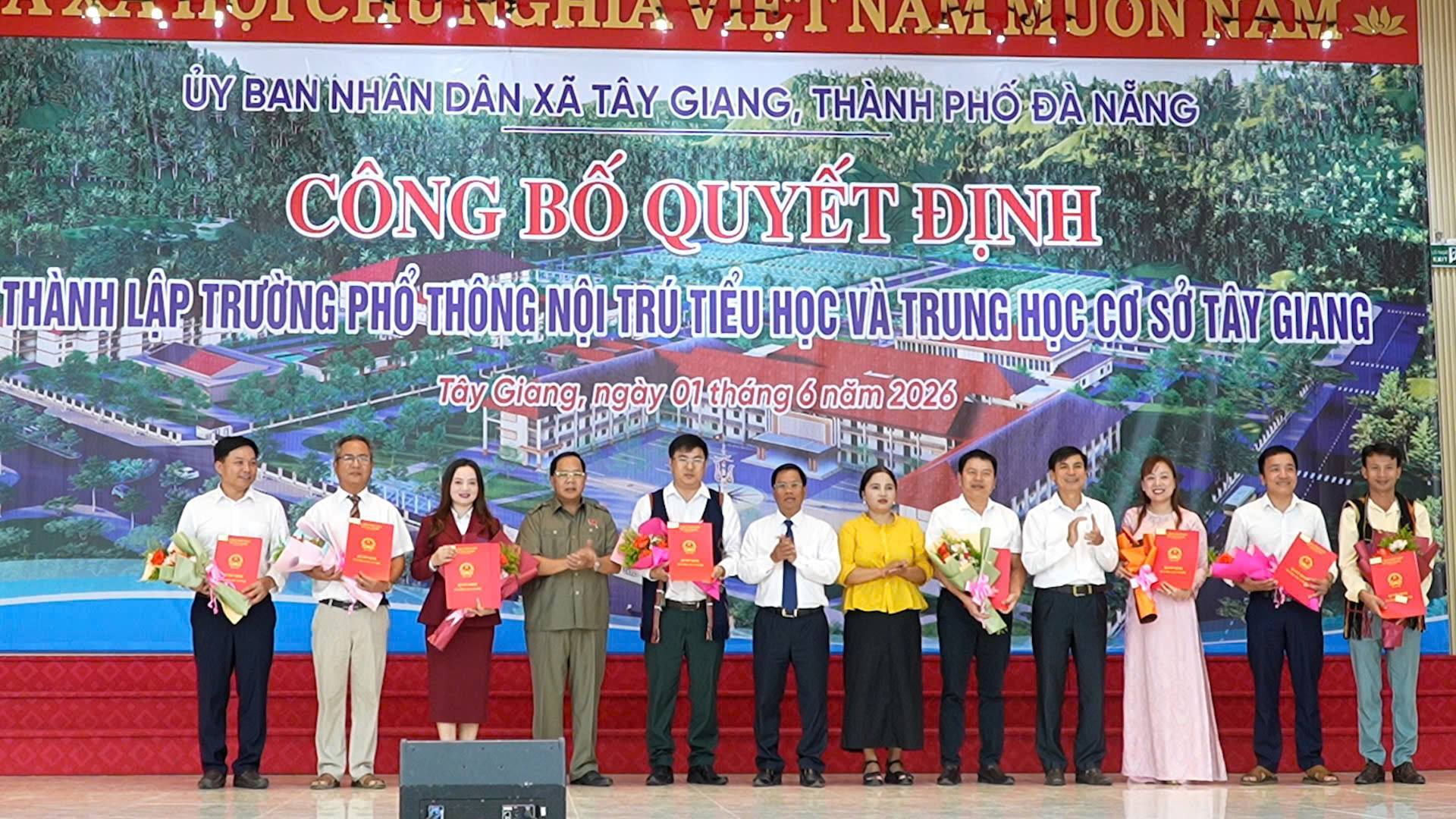 Xã Tây Giang công bố quyết định thành lập Trường PTNT Tiểu học và THCS Tây Giang