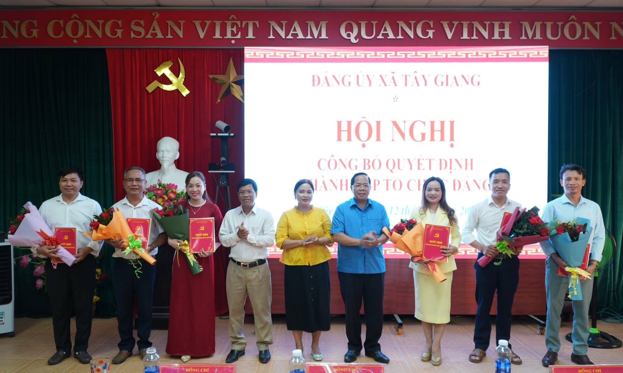 Tây Giang: Công bố Quyết định thành lập Chi bộ Trường PTNT Tiểu học và THCS Tây Giang