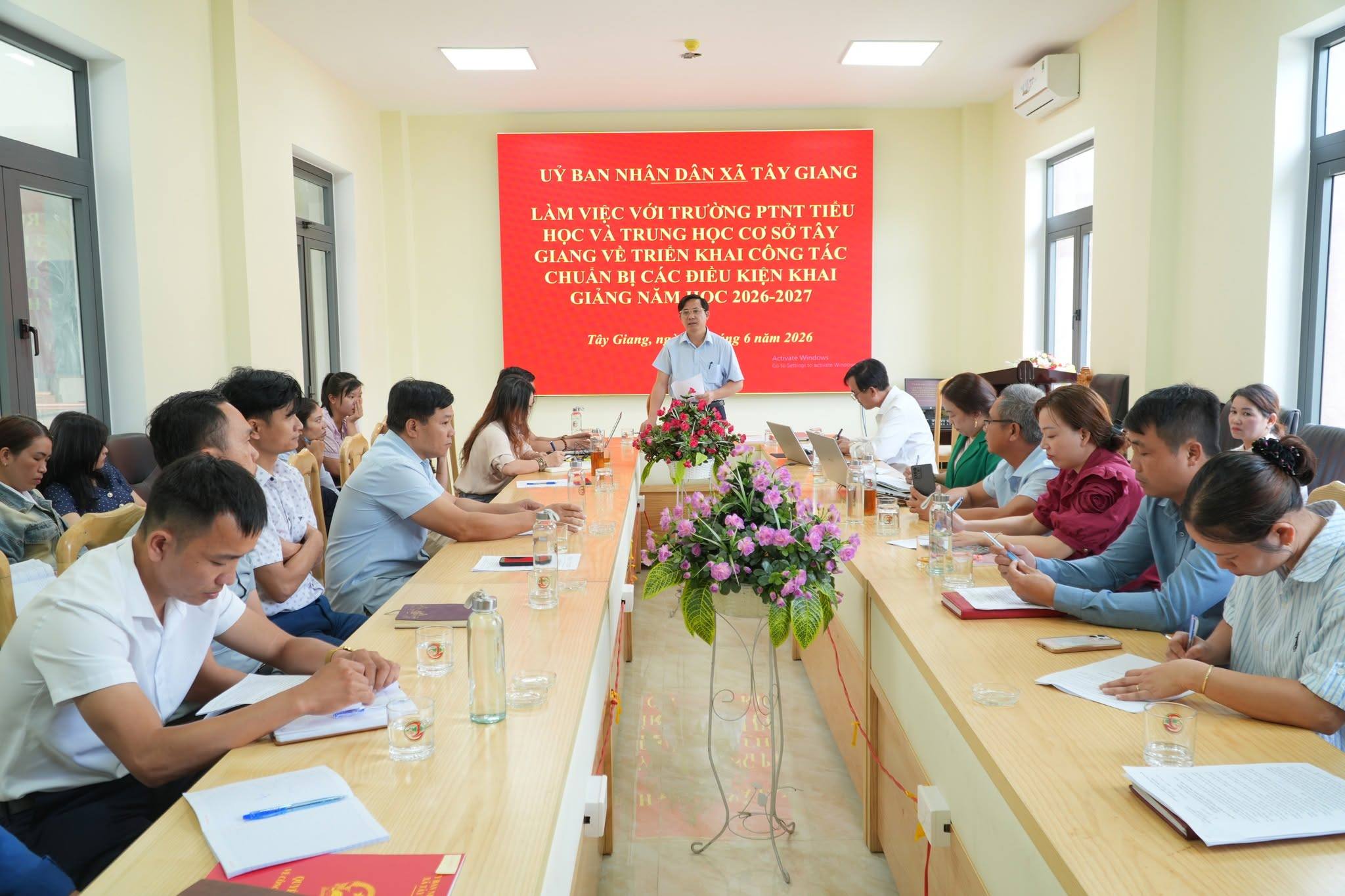 Lãnh đạo UBND xã Tây Giang làm việc với trường PTDTNT Tiểu học và THCS Tây Giang về công tác chuẩn bị năm học mới 2026 - 2027
