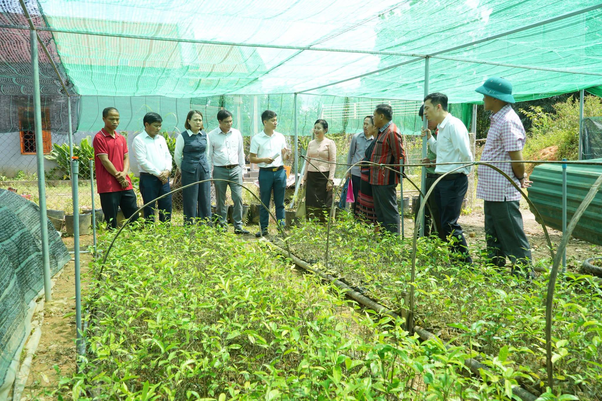 ĐOÀN CÁN BỘ CẤP CAO ỦY BAN MẶT TRẬN LÀO TÌM HIỂU MÔ HÌNH “THAY ĐỔI NẾP NGHĨ, CÁCH LÀM” TẠI XÃ TÂY GIANG