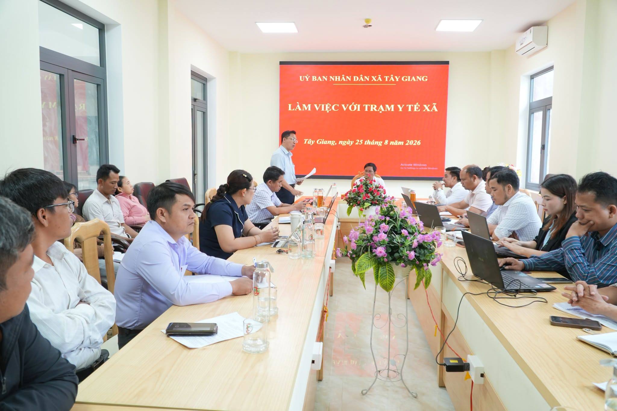 UBND xã Tây Giang làm việc với Trạm Y tế xã