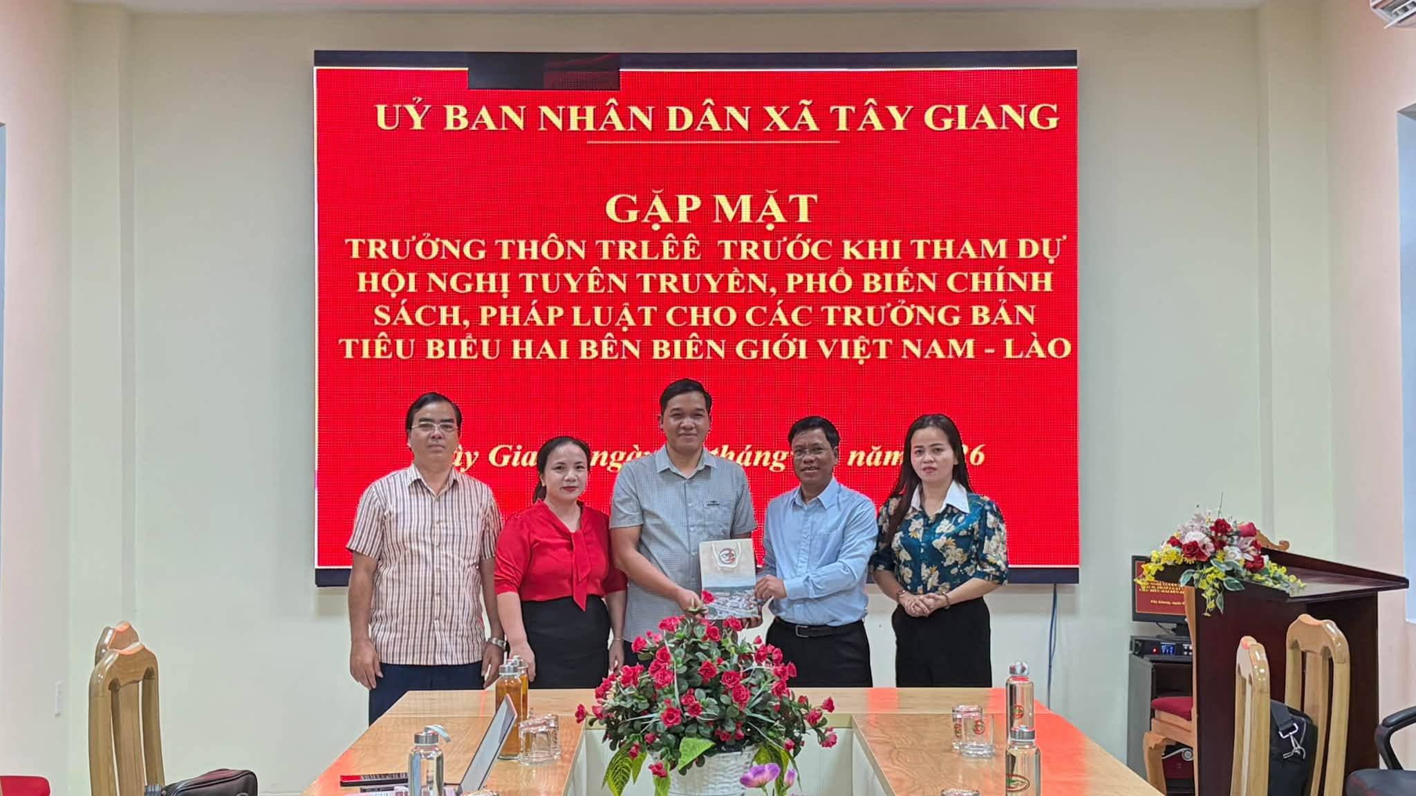 Lãnh đạo xã Tây Giang gặp mặt, động viên đại biểu tham dự Hội nghị tuyên truyền, phổ biến chính sách, pháp luật cho trưởng bản tiêu biểu hai bên biên giới Việt Nam - Lào