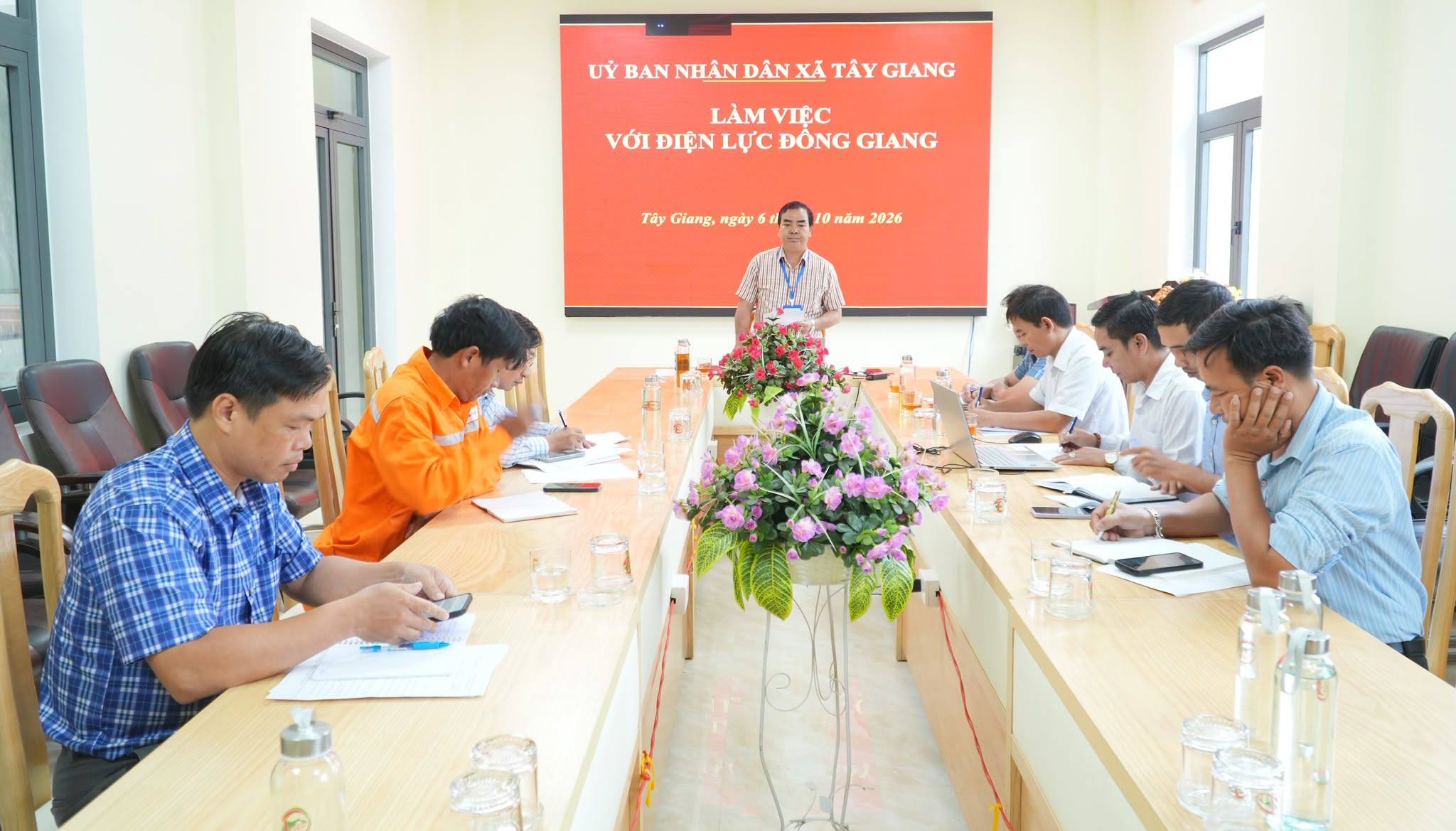 UBND xã Tây Giang làm việc với Điện lực Đông Giang về công tác quản lý, vận hành lưới điện