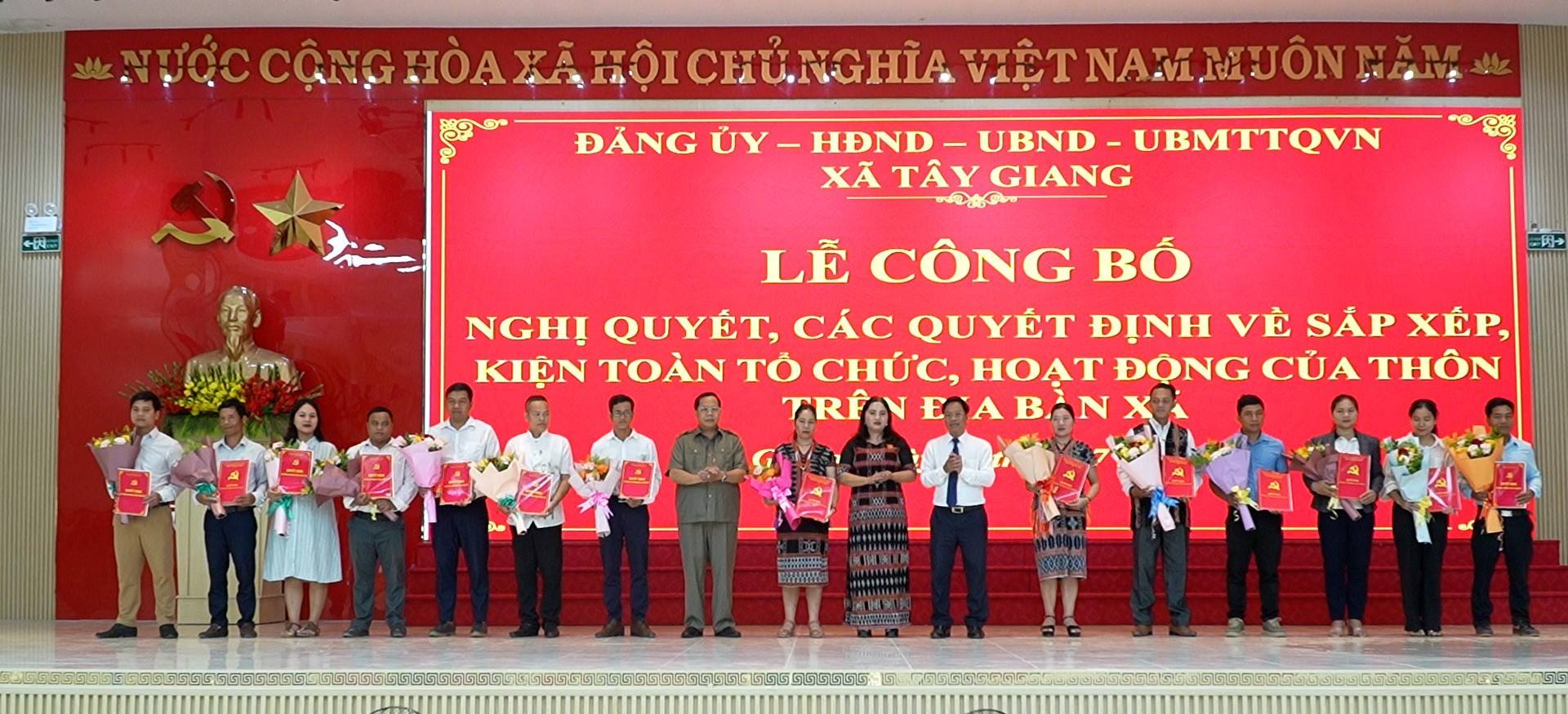 TÂY GIANG: TỔ CHỨC LỄ CÔNG BỐ CÁC QUYẾT ĐỊNH VỀ SẮP XẾP, KIỆN TOÀN TỔ CHỨC HOẠT ĐỘNG THÔN