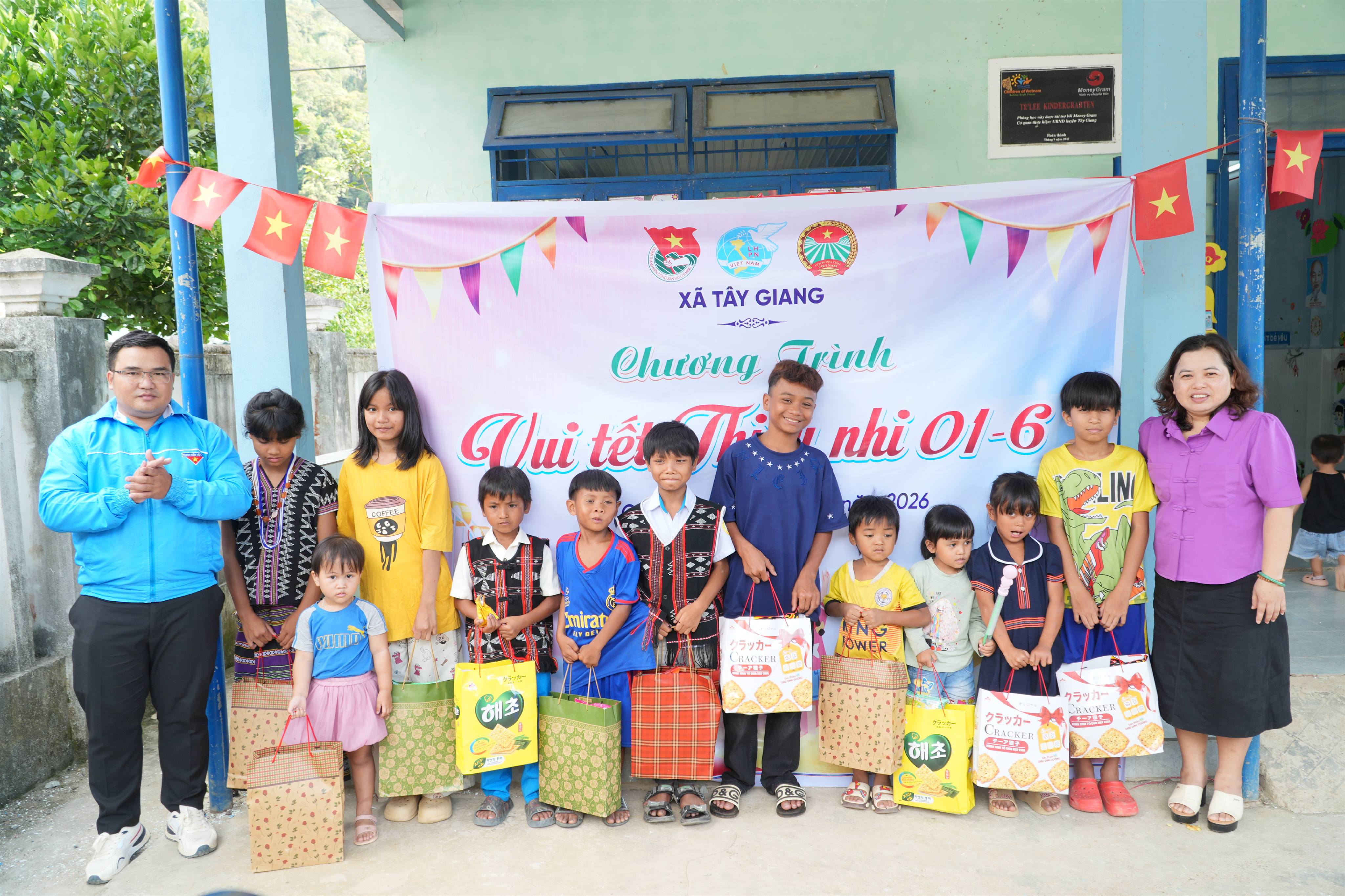 Ấm áp chương trình “Vui Tết Thiếu nhi” tại thôn Trlêê, xã Tây Giang