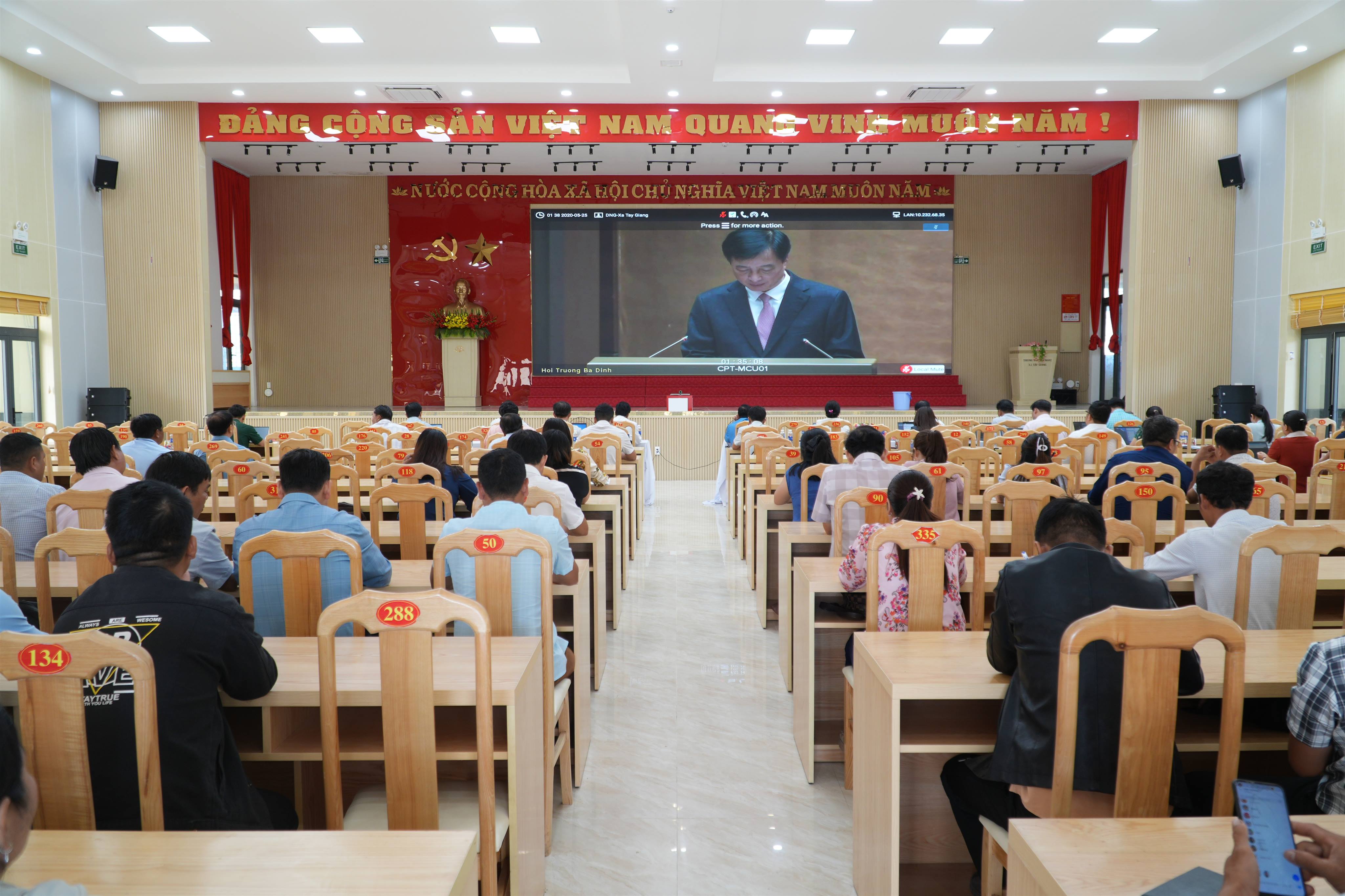 Tây Giang tham dự trực tuyến Hội nghị sơ kết 01 năm vận hành mô hình tổ chức tổng thể của hệ thống chính trị và mô hình chính quyền 3 cấp