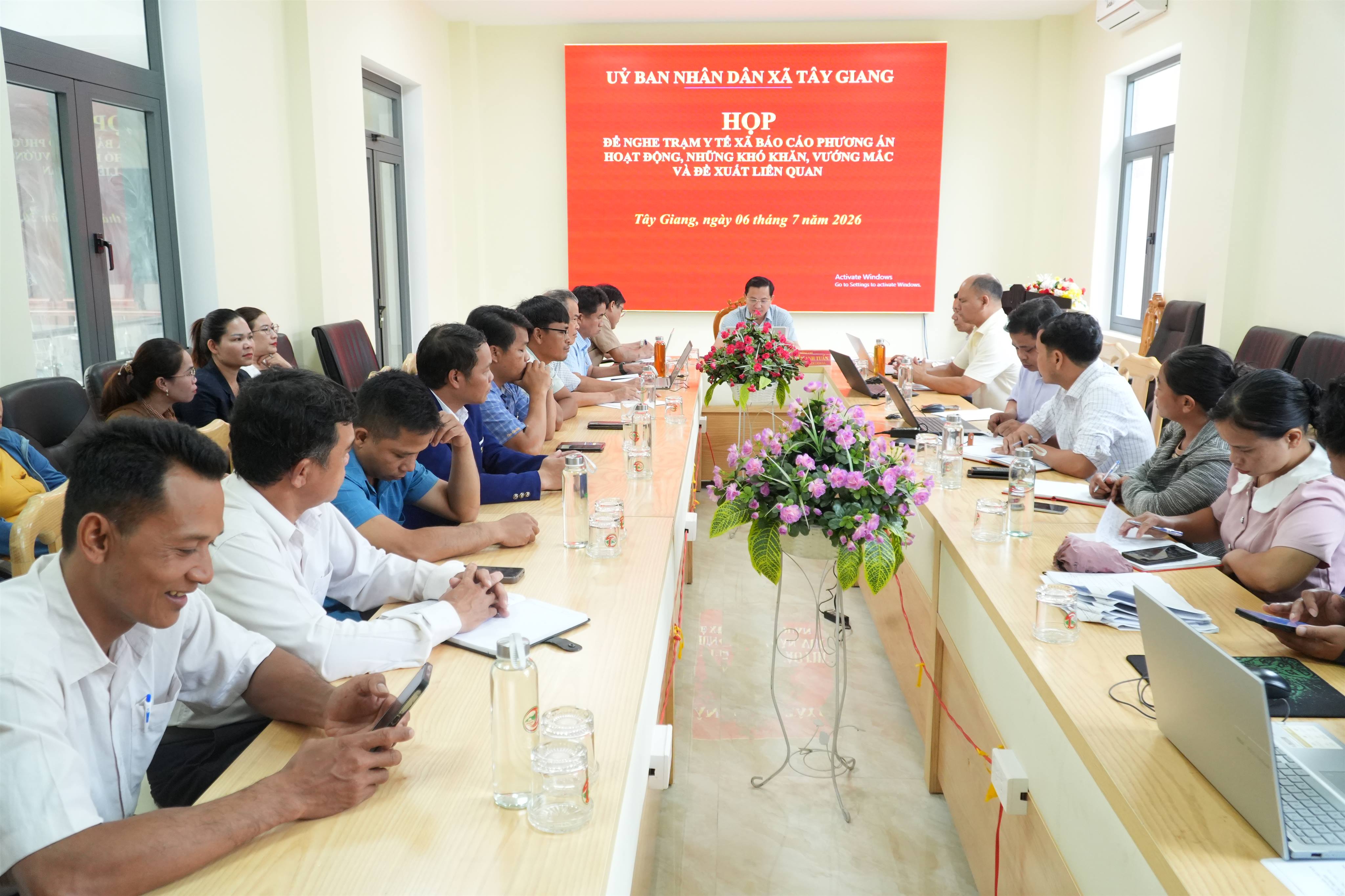UBND xã Tây Giang làm việc với Trạm Y tế xã