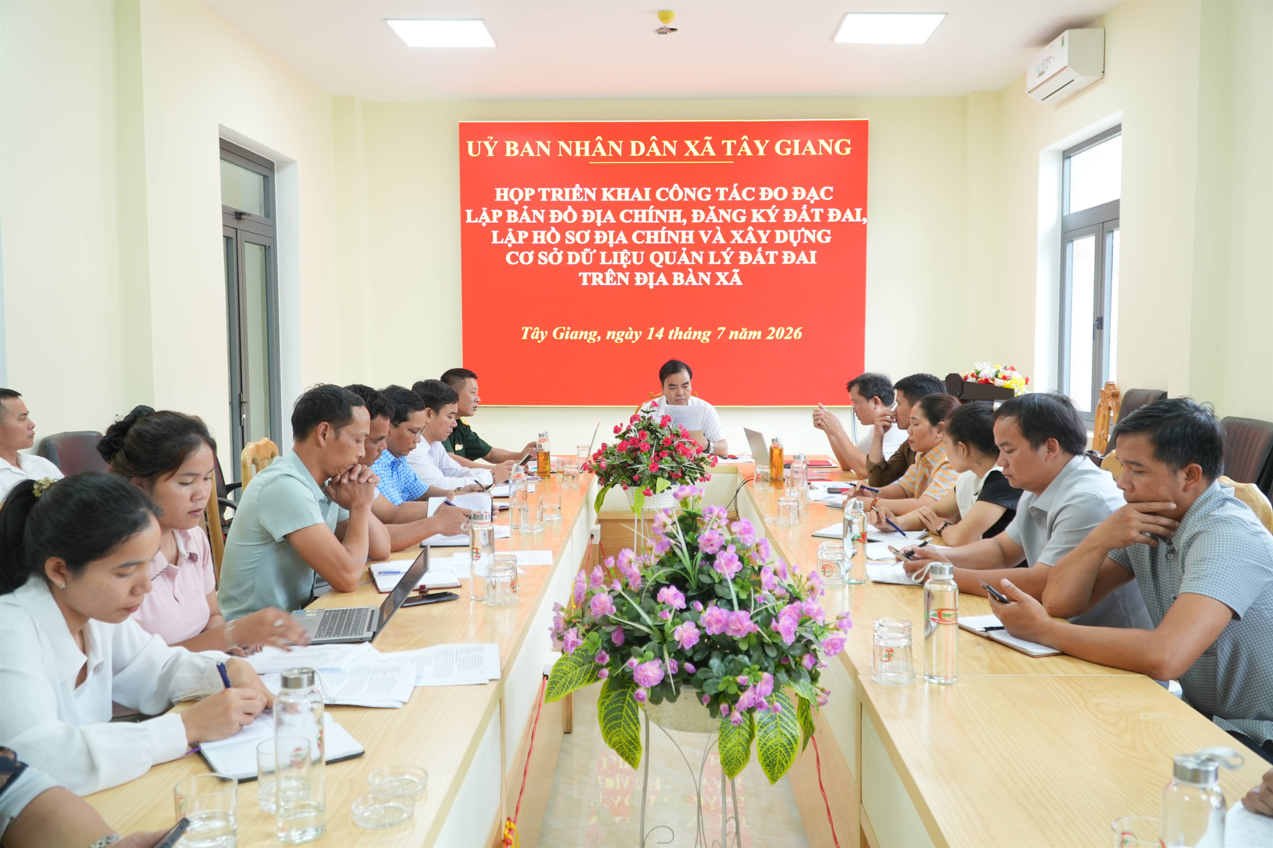 Họp triển khai công tác đo đạc lập bản đồ địa chính, đăng ký đất đai, lập hồ sơ địa chính và xây dựng cơ sở dữ liệu quản lý đất đai trên địa bàn xã