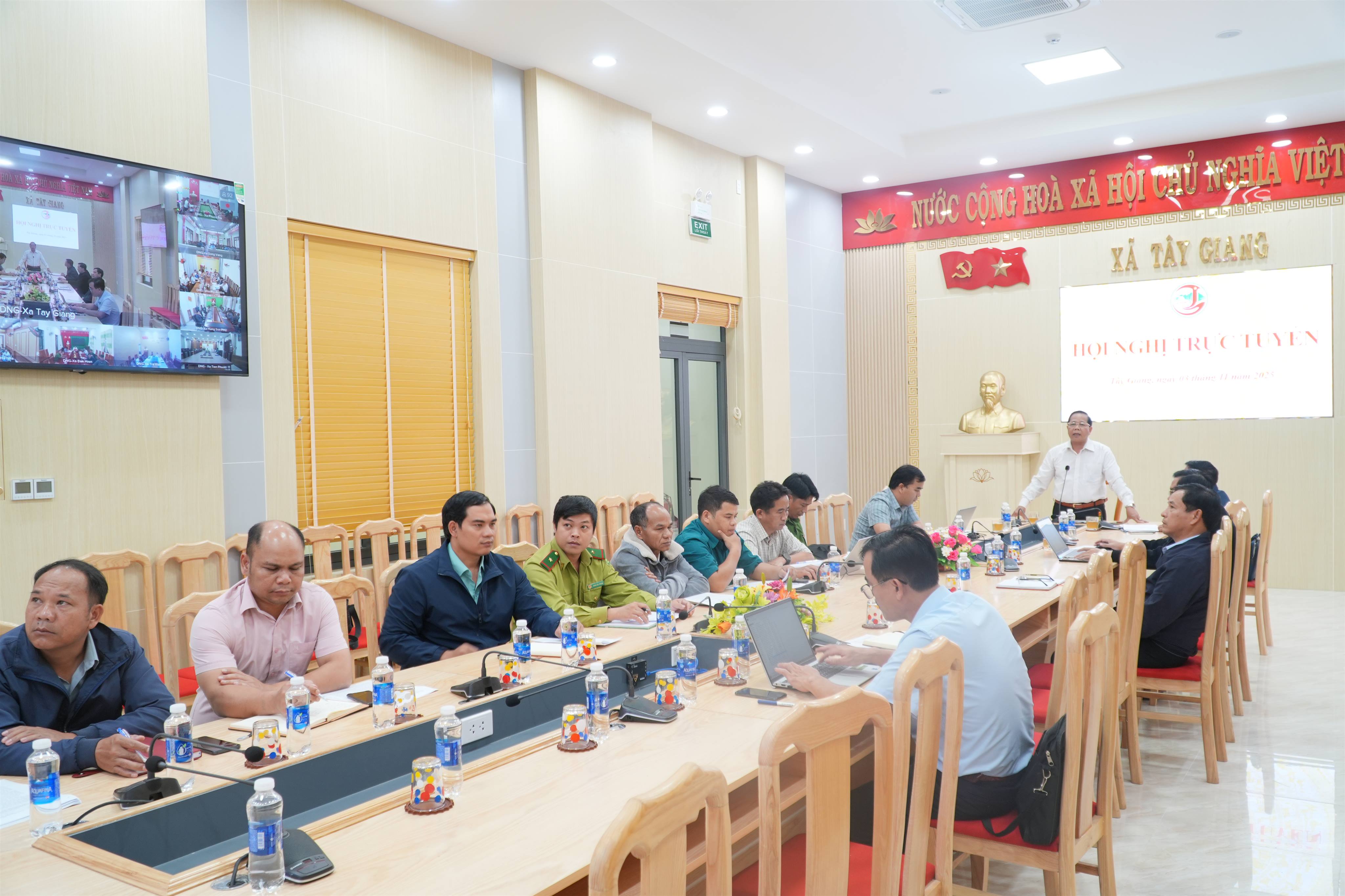 Khẩn trương khắc phục hậu quả mưa lũ và chủ động ứng phó với bão số 13