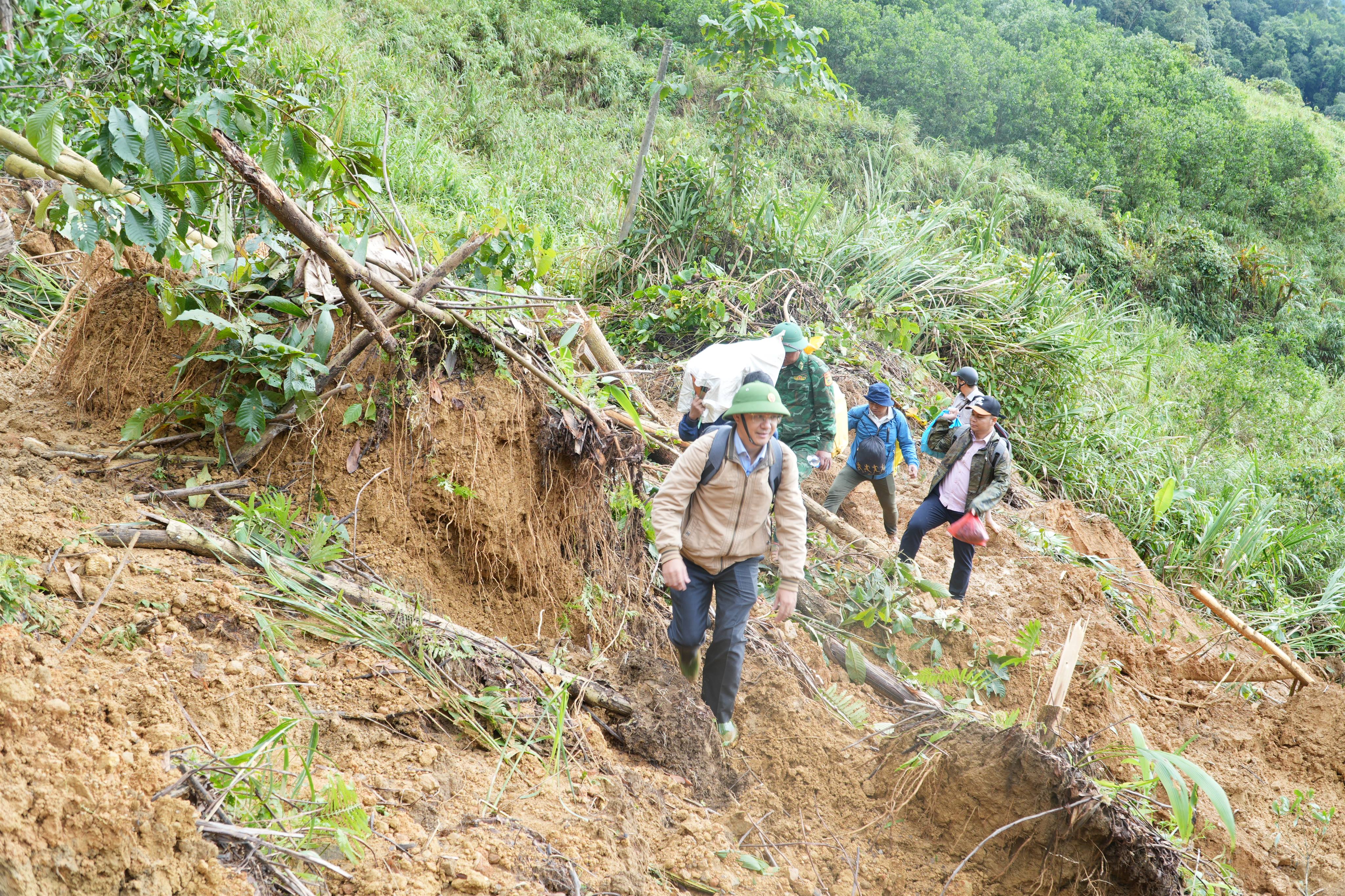 Vượt sạt lở, hỗ trợ kịp thời cho bà con thôn Zlao