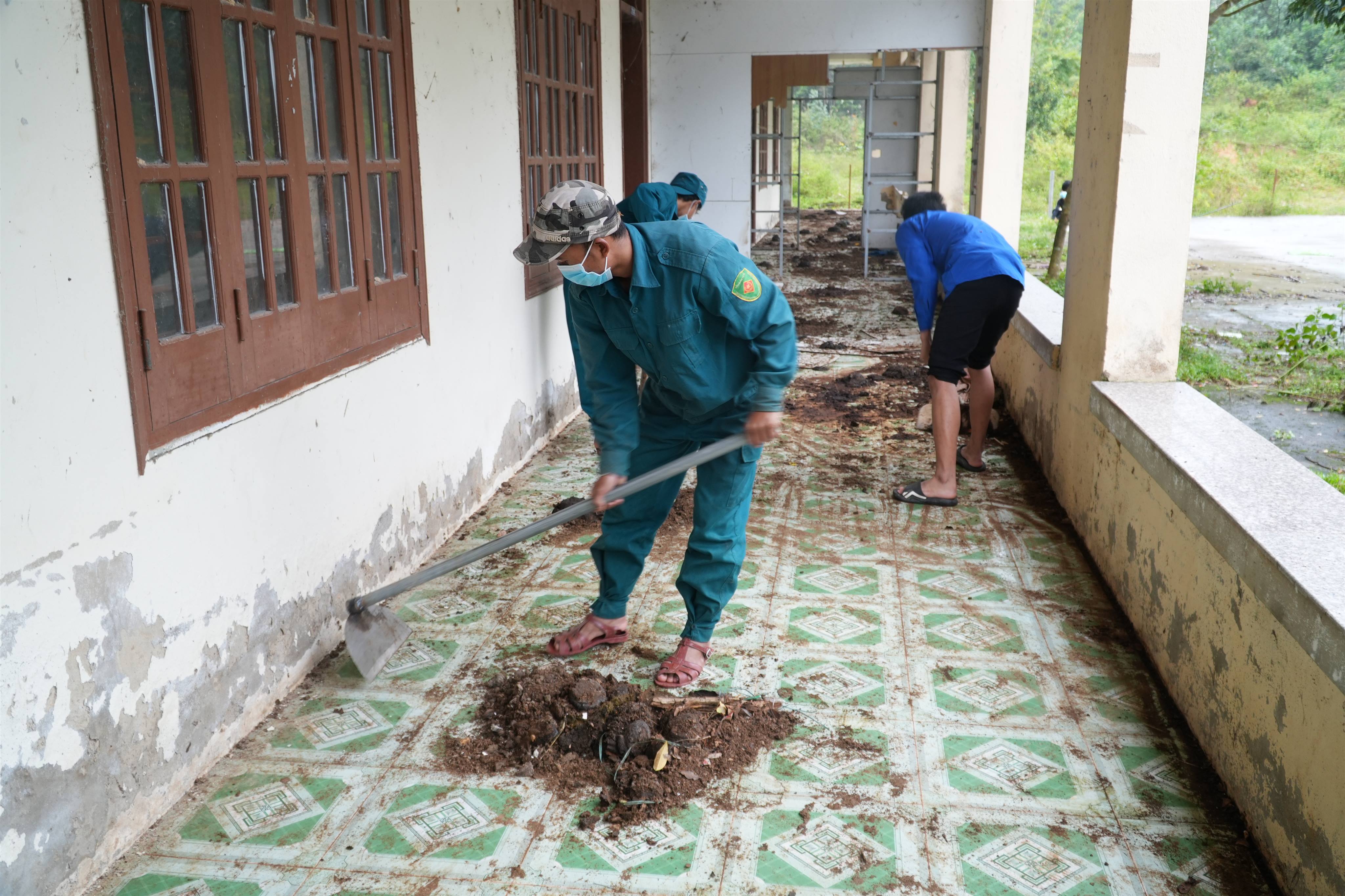 Cùng chung tay dọn dẹp trụ sở Trung tâm Dạy nghề của xã