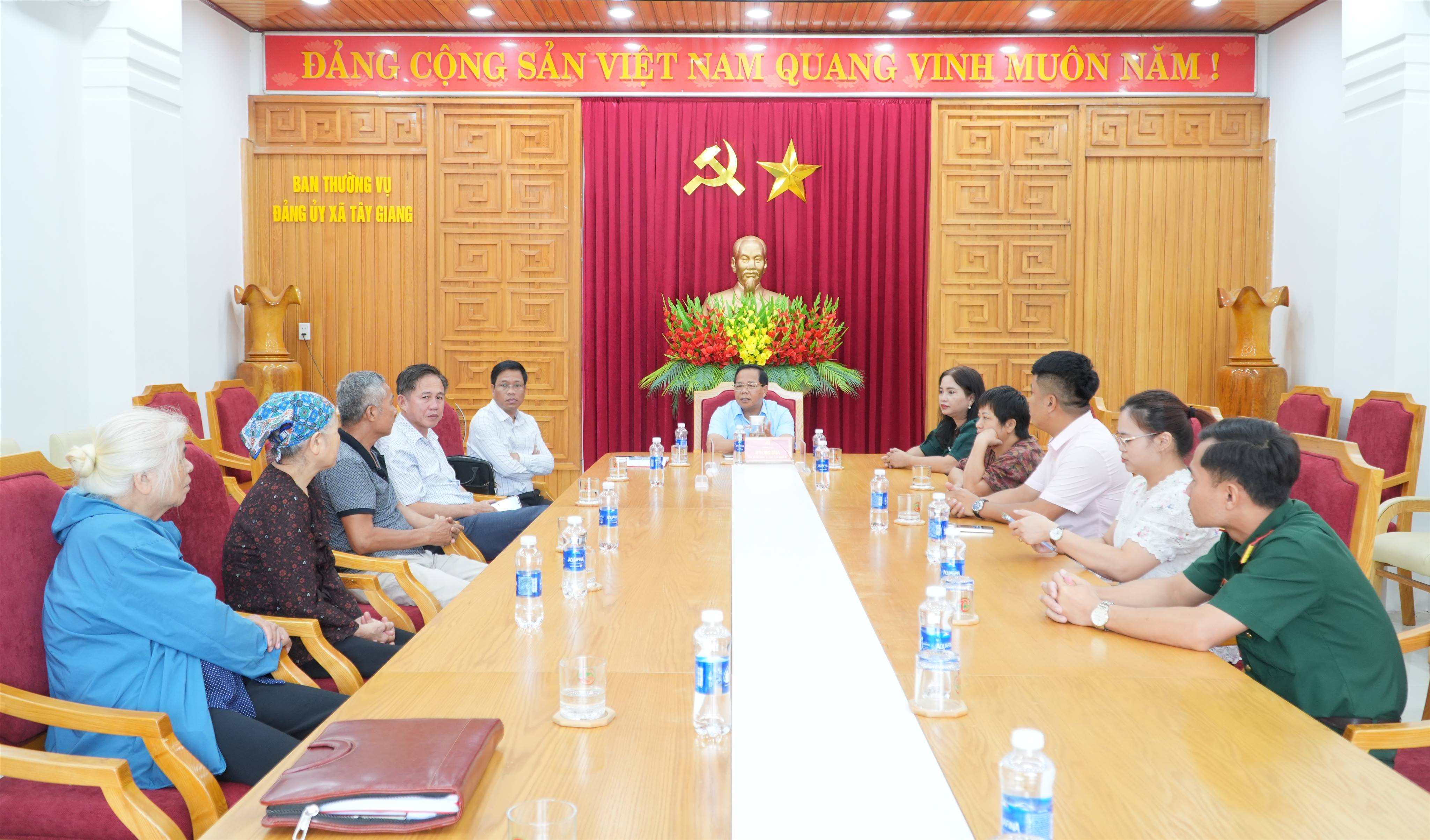 Đảng ủy xã Tây Giang gặp gỡ thân nhân liệt sĩ Vũ Văn Khoa