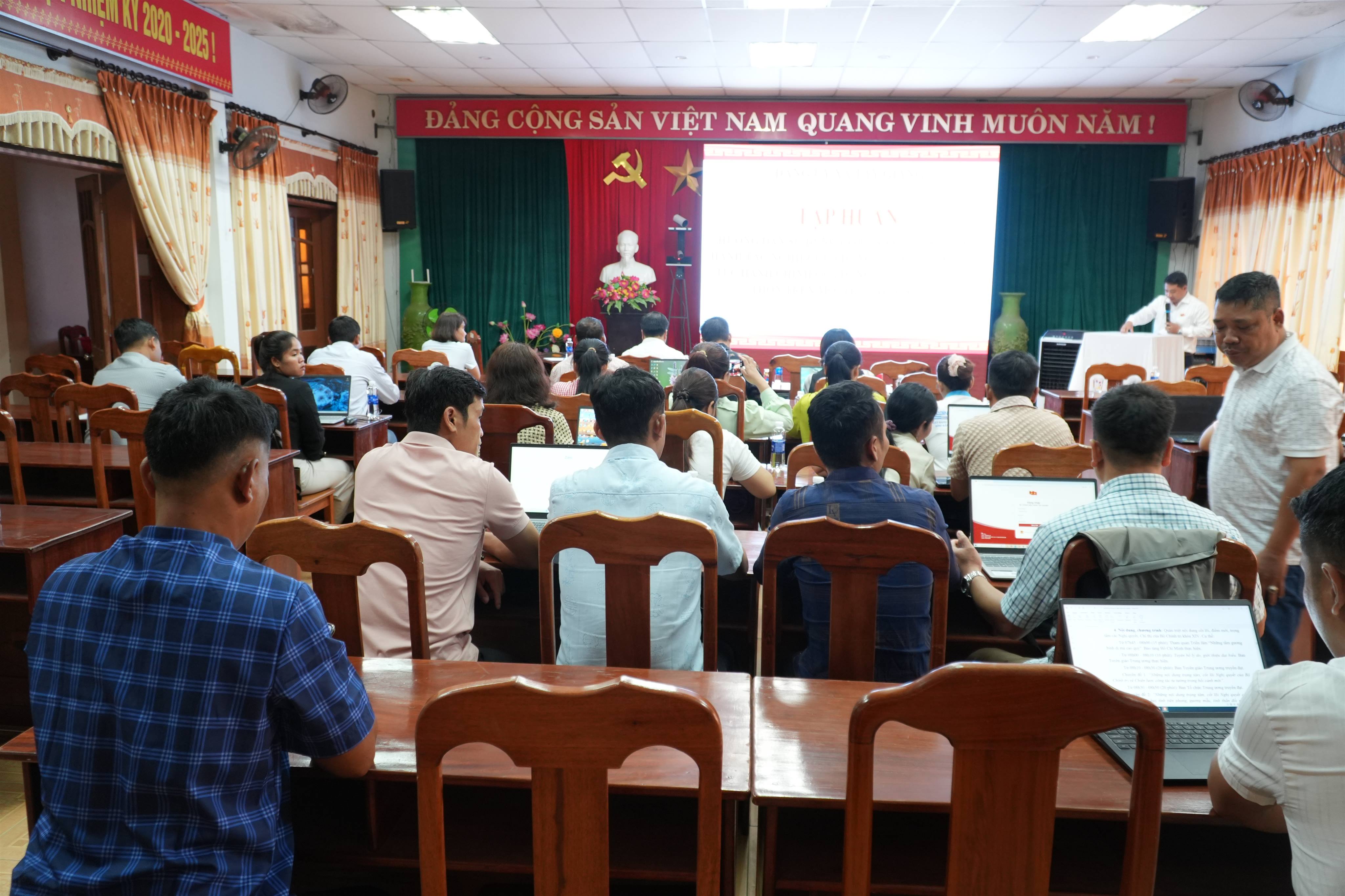 Tây Giang tập huấn sử dụng Hệ điều hành tác nghiệp của Đảng cho các chi bộ thôn