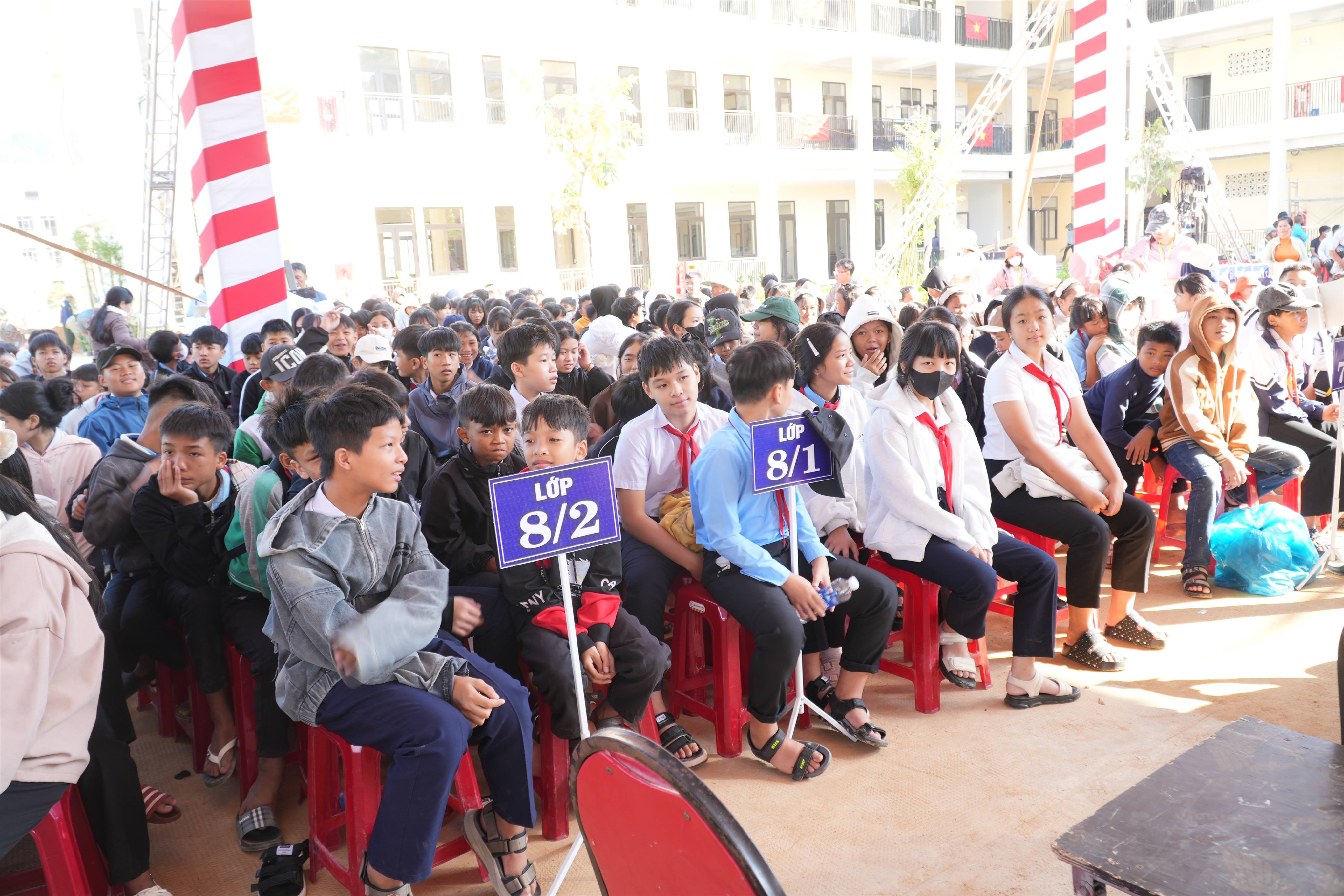 Hơn 1.000 học sinh Trường Phổ thông nội trú Tiểu học và THCS Tây Giang tựu trường