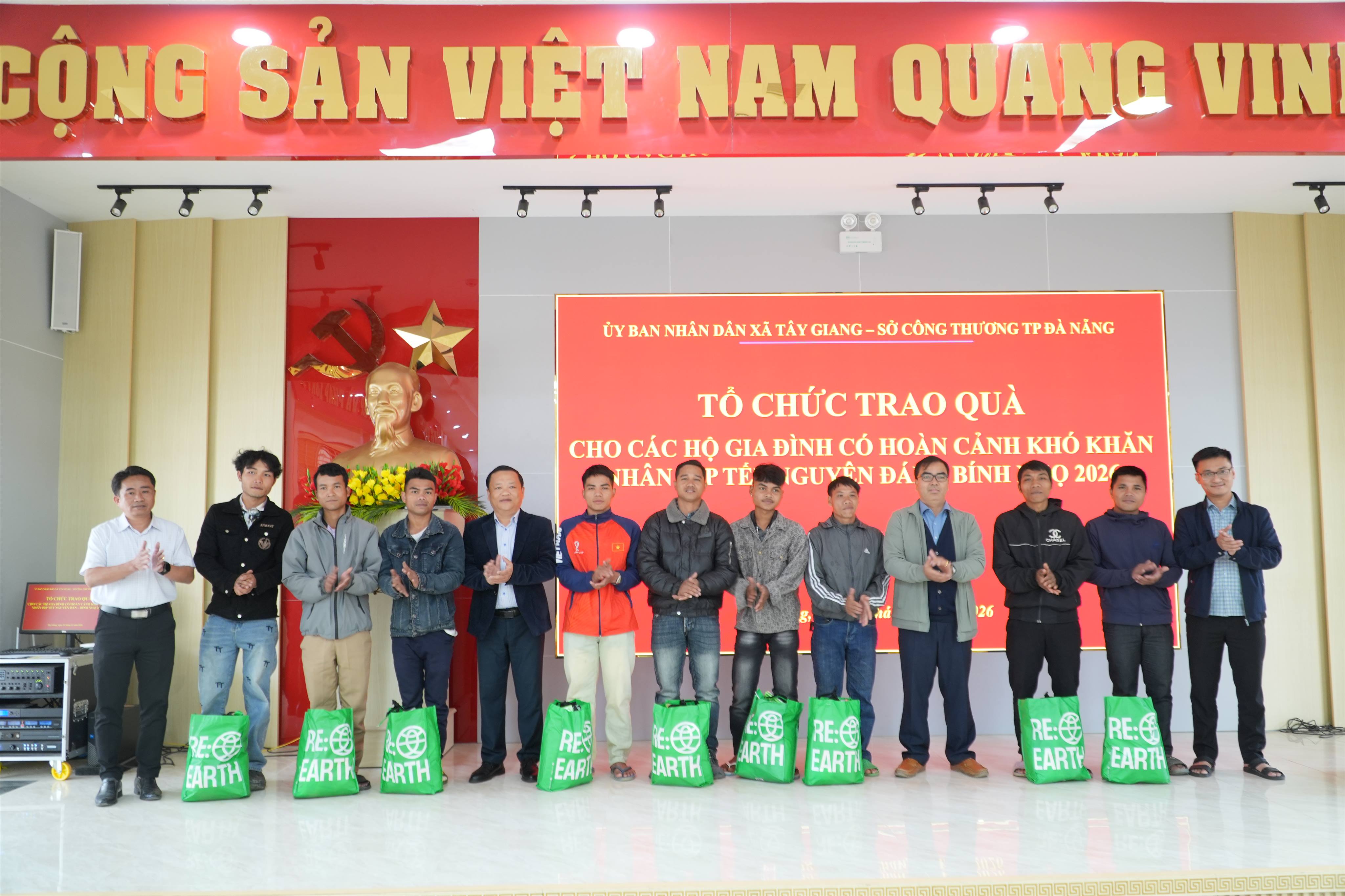 Phiên chợ Tết vùng biên tại xã Tây Giang