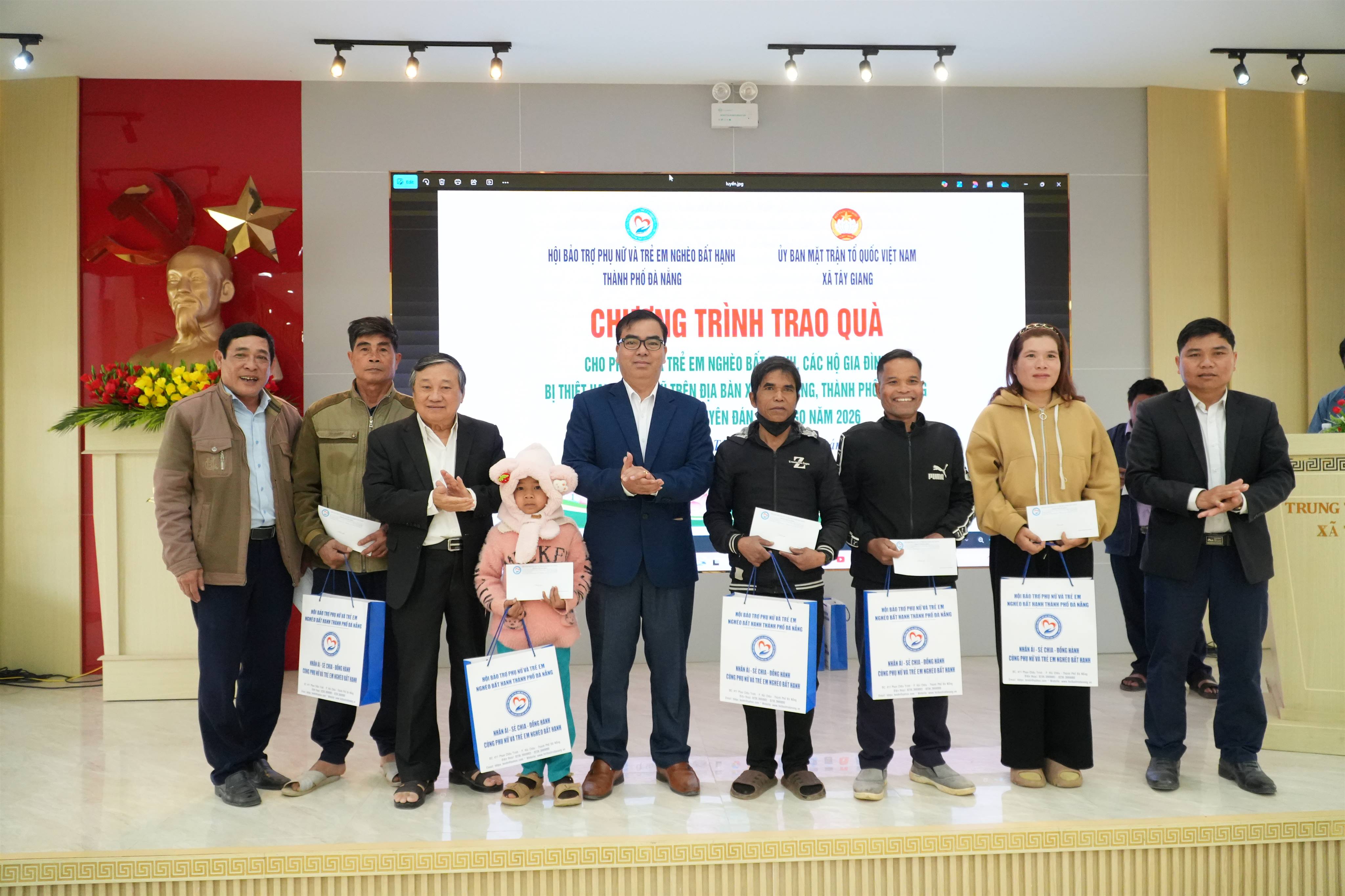 Trao 50 suất quà cho phụ nữ và trẻ em nghèo bất hạnh trên địa bàn xã Tây Giang