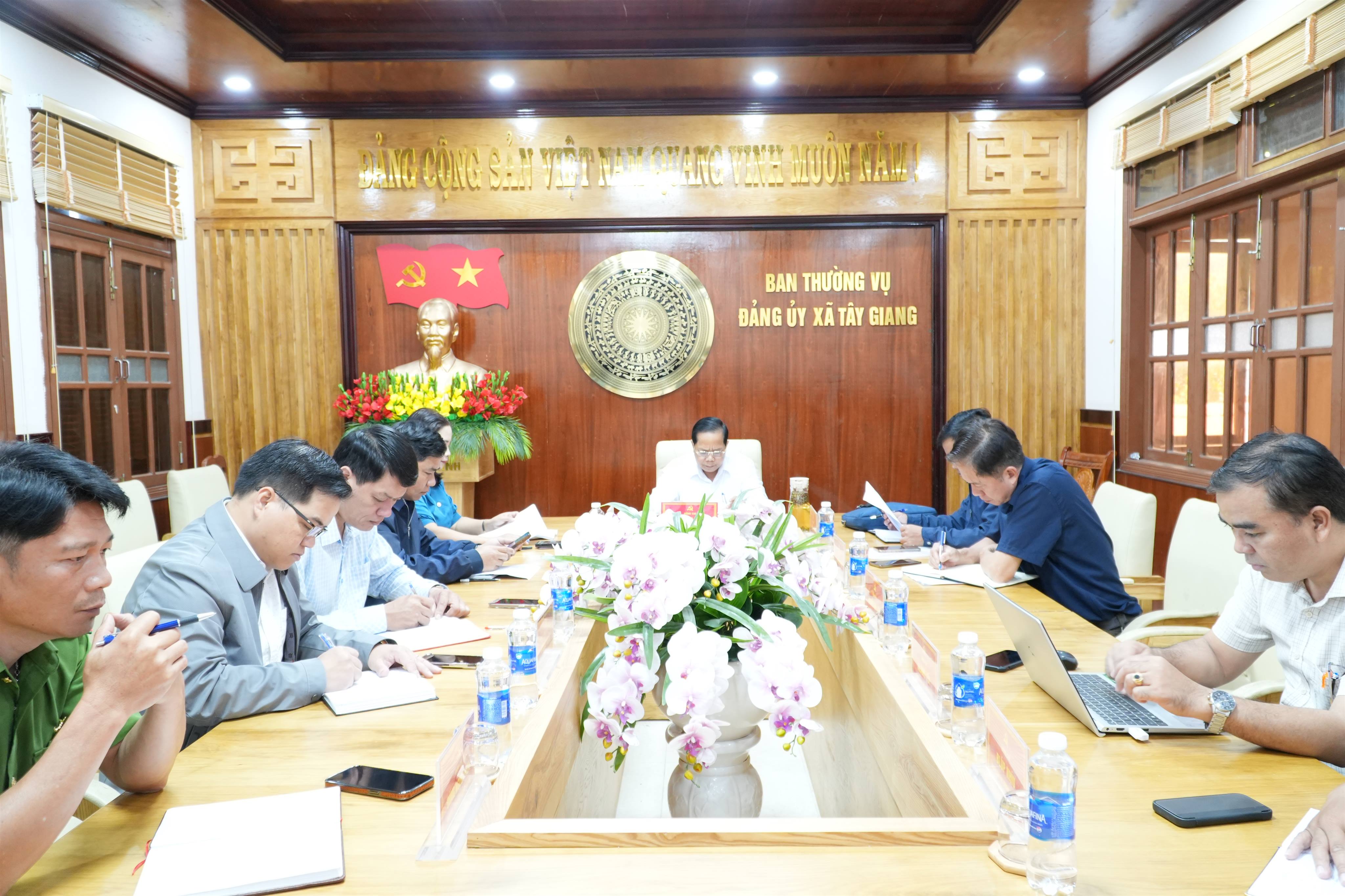 BTV Đảng ủy xã Tây Giang họp triển khai các biện pháp phòng chống bão số 12 (Fengshen) trên địa bàn.