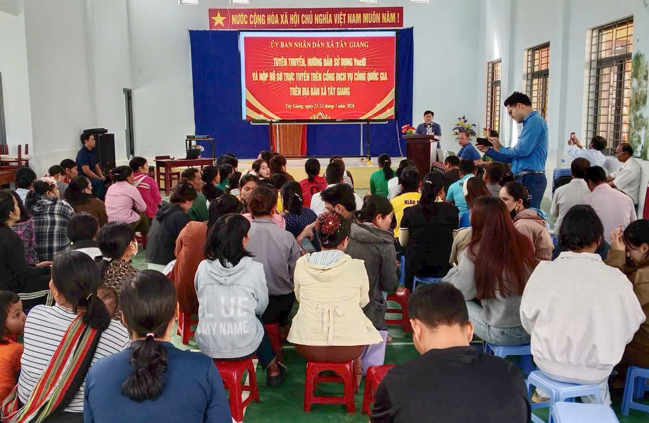Tuyên truyền, hướng dẫn sử dụng VNEID và nộp hồ sơ trực tuyến trên cổng Dịch vụ công quốc gia trên địa bàn xã Tây Giang.