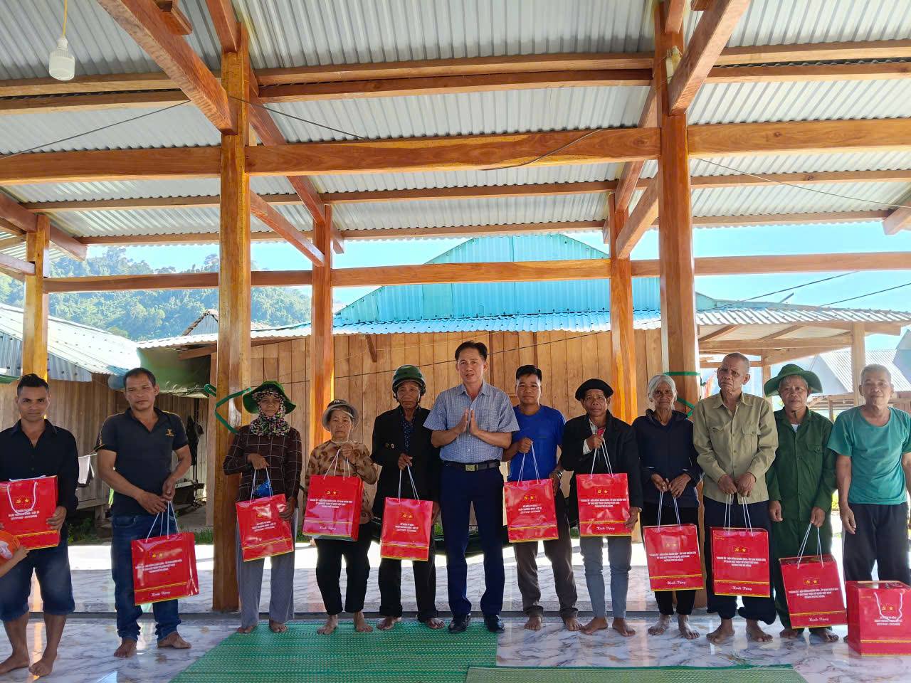 Tặng quà cho các hộ gia đình chính sách Nhân kỷ niệm 79 năm Ngày Thương binh - Liệt sĩ