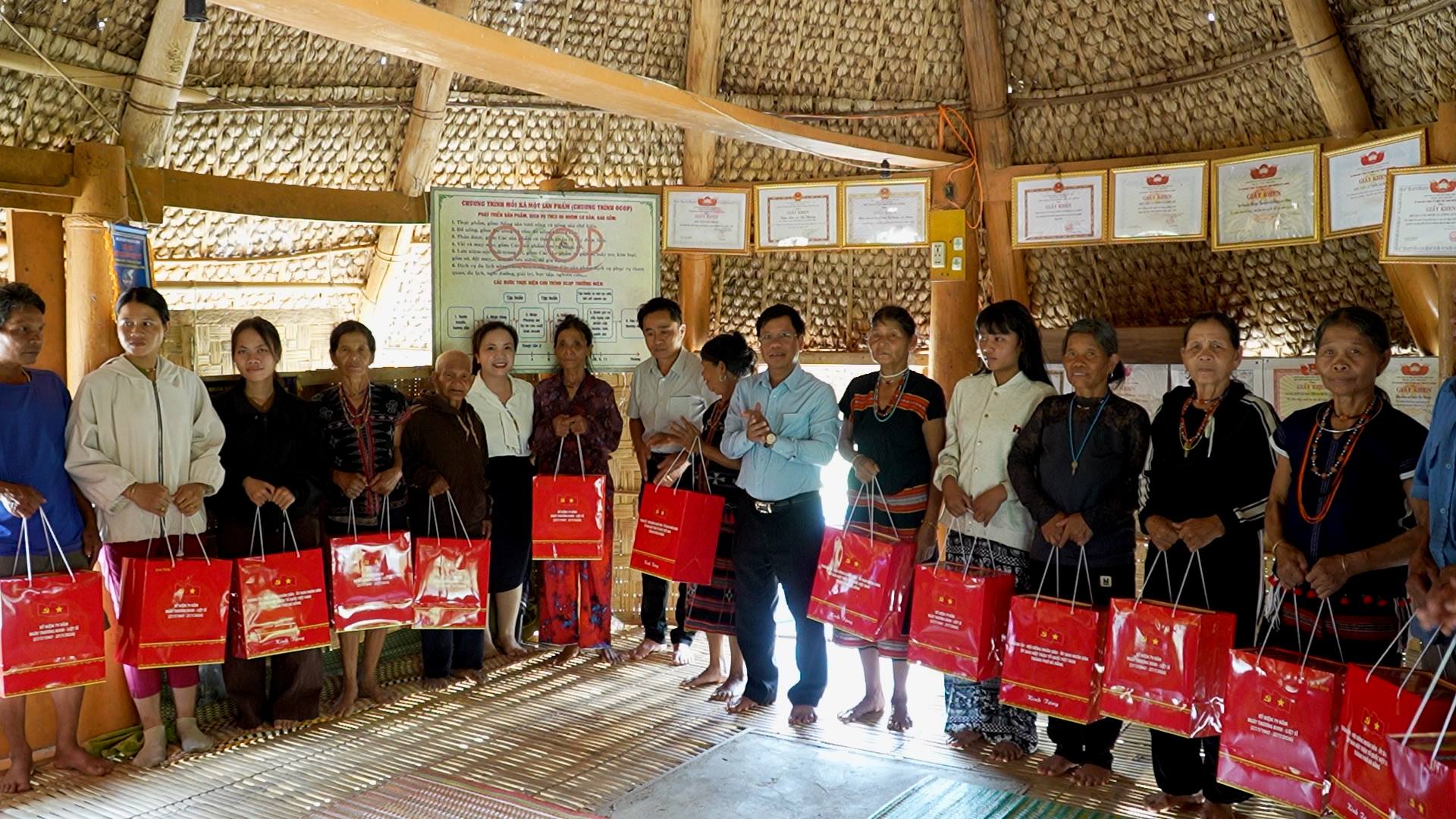 Lãnh đạo xã Tây Giang thăm, tặng quà người có công và gia đình chính sách.