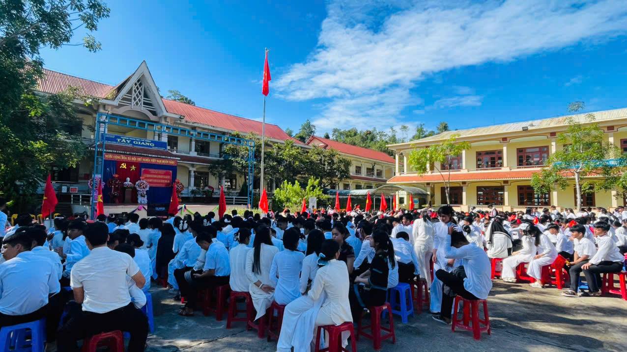 Tây Giang tưng bừng khai giảng năm học mới