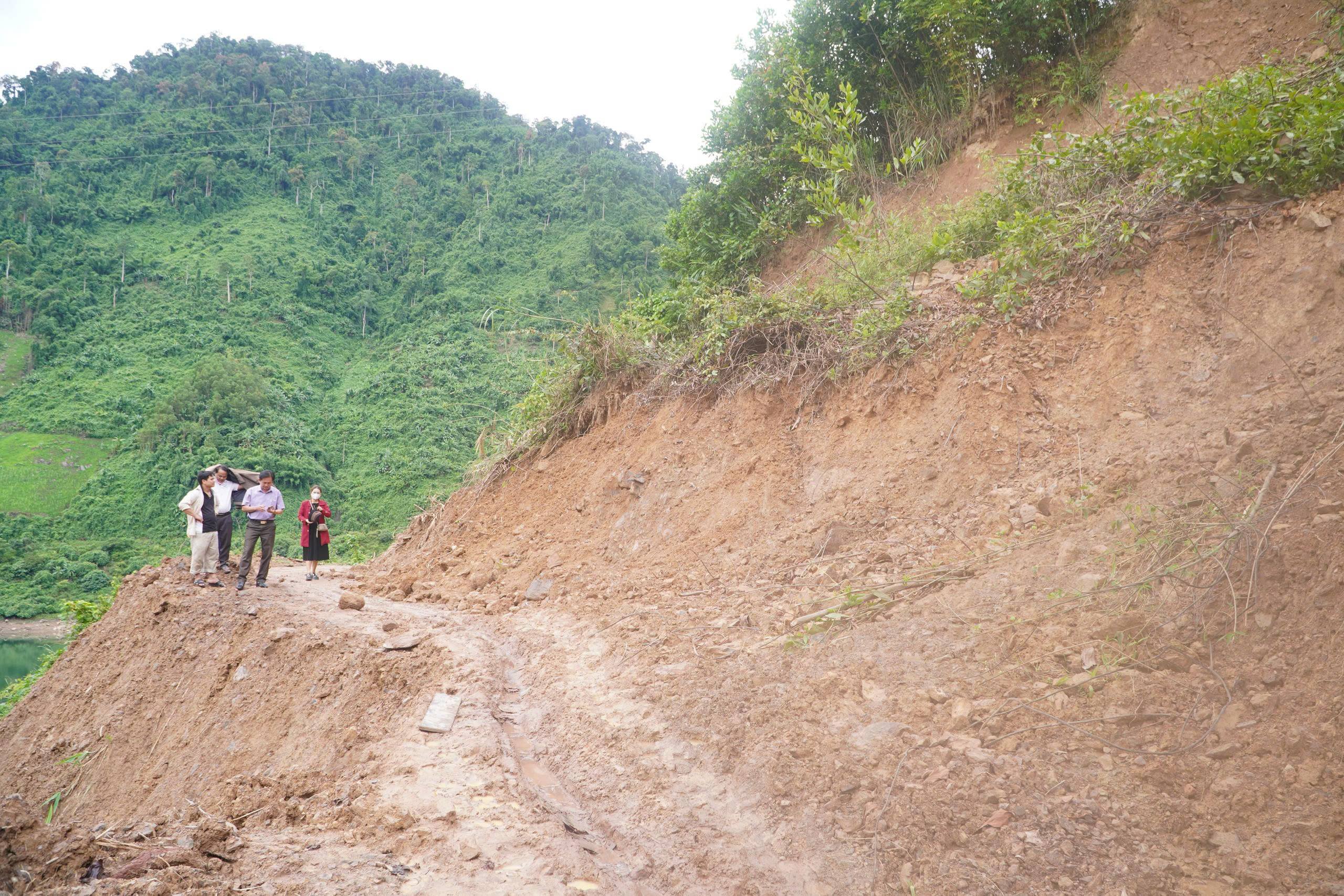 Tây Giang khắc phục sạt lở tuyến đường độc đạo vào thôn ZLao