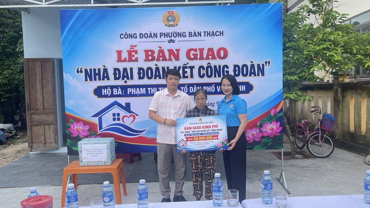 BÀN GIAO NHÀ ĐẠI ĐOÀN KẾT CÔNG ĐOÀN CHO HỘ KHÓ KHĂN