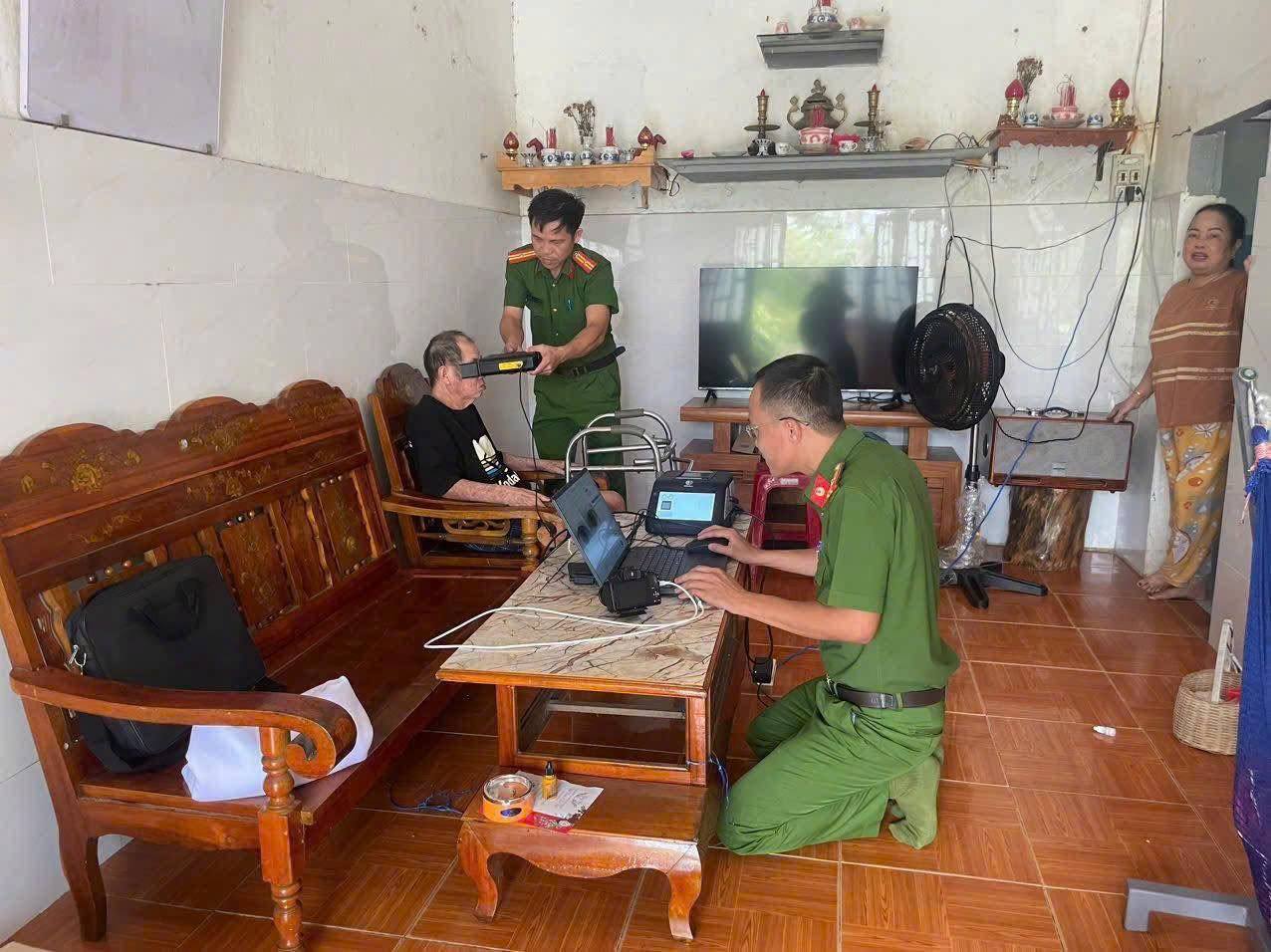 Công an phường Bàn Thạch hỗ trợ cấp căn cước tại nhà cho người già yếu, bệnh tật