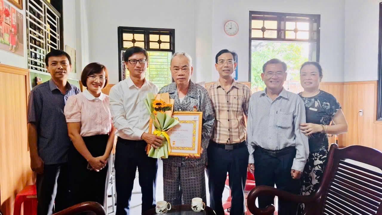 Phường Bàn Thạch trao Huy hiệu 45 năm tuổi Đảng
