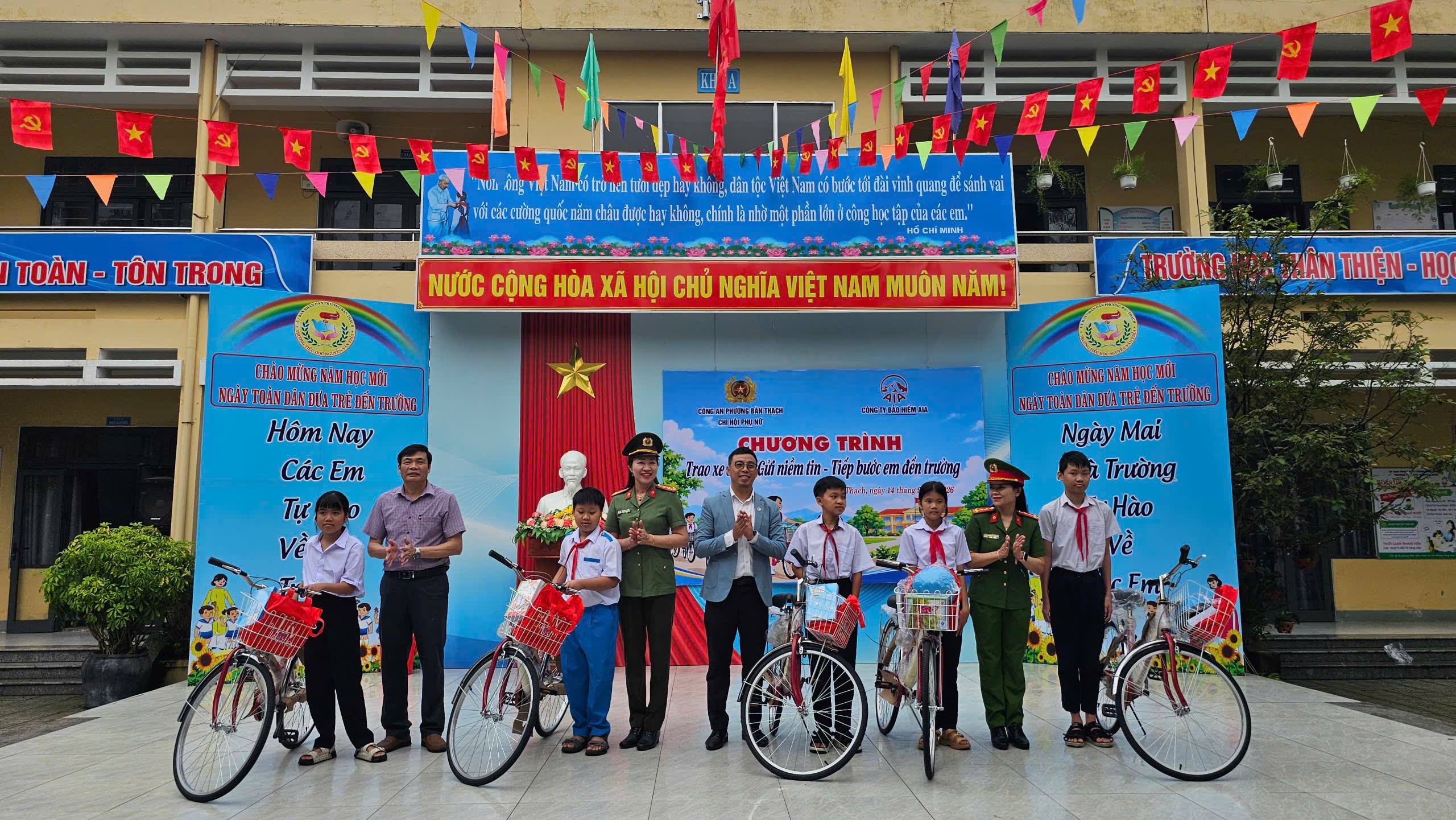 Trao tặng 10 xe đạp cho học sinh có hoàn cảnh khó khăn tại Trường Tiểu học Nguyễn Văn Trỗi