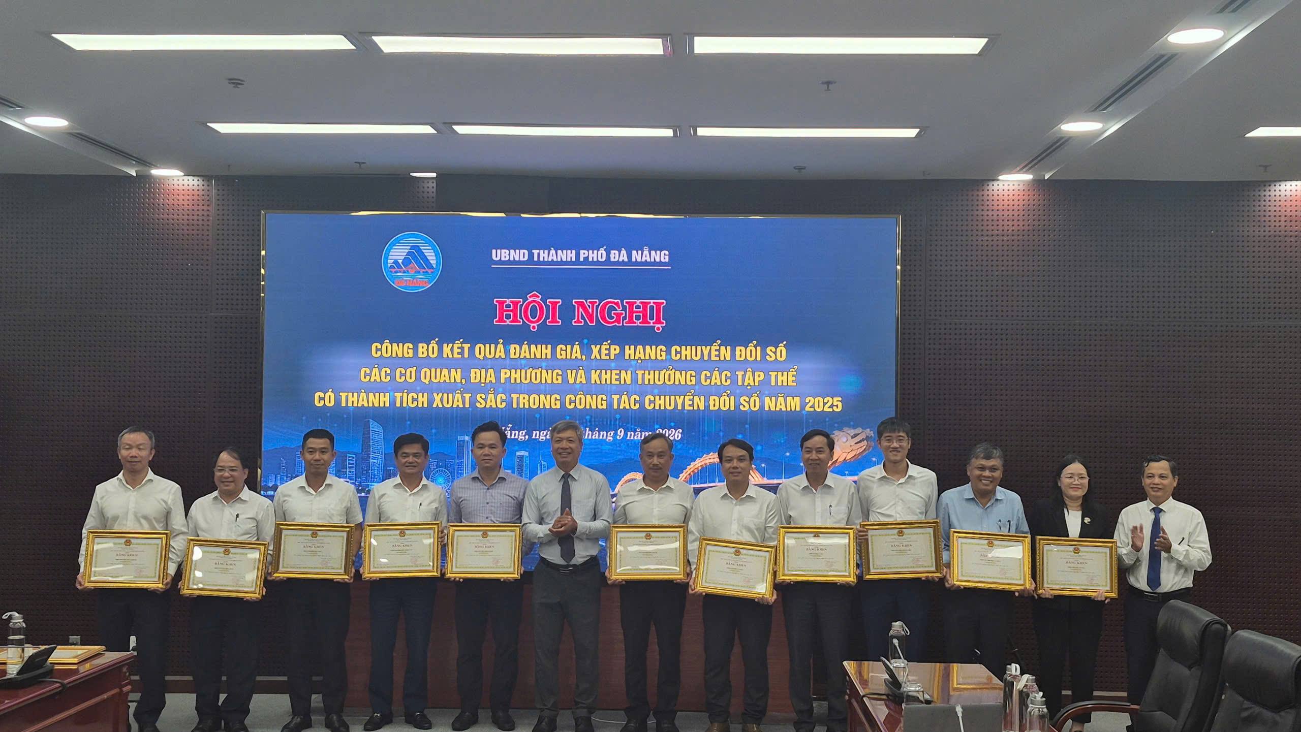 CHUYỂN ĐỔI SỐ TỪ NỀN TẢNG CHÍNH QUYỀN ĐẾN TỪNG NGƯỜI DÂN