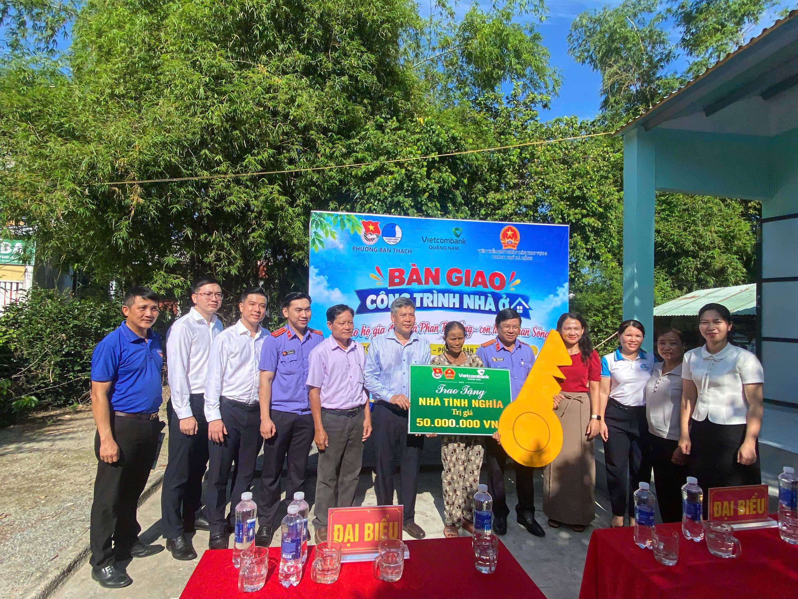 Bàn giao “Nhà tình nghĩa” cho gia đình thân nhân liệt sĩ tại TDP Thạch Tân