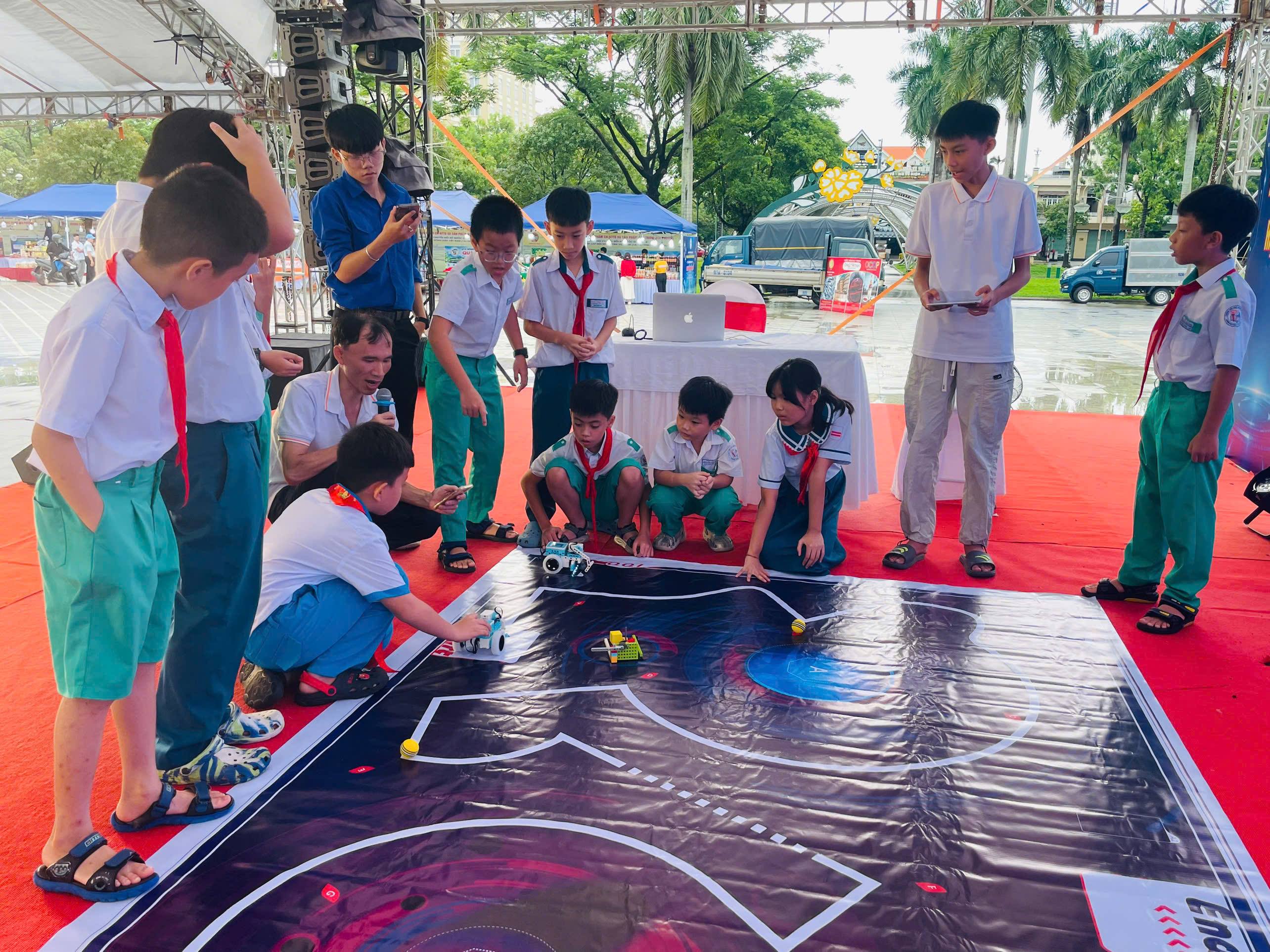 Sôi nổi sân chơi trải nghiệm Robot và Drone dành cho thanh thiếu nhi tại phường Bàn Thạch
