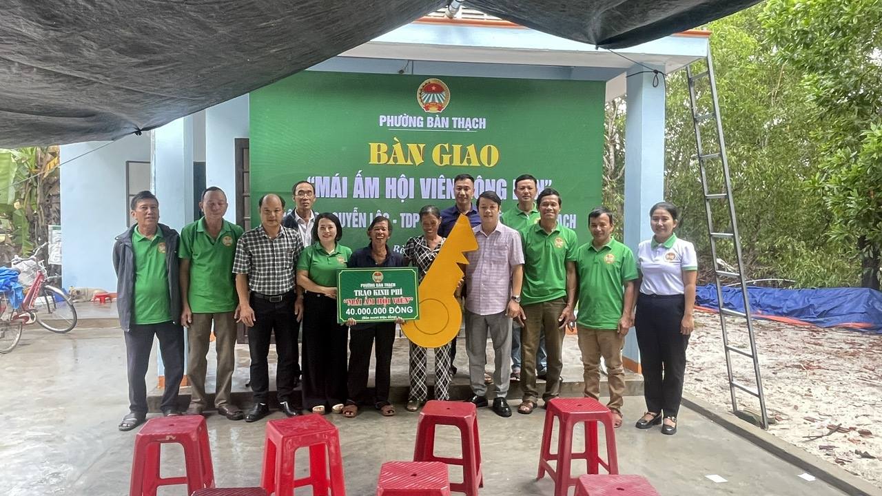 BÀN THẠCH BÀN GIAO MÁI ẤM HỘI VIÊN NÔNG DÂN