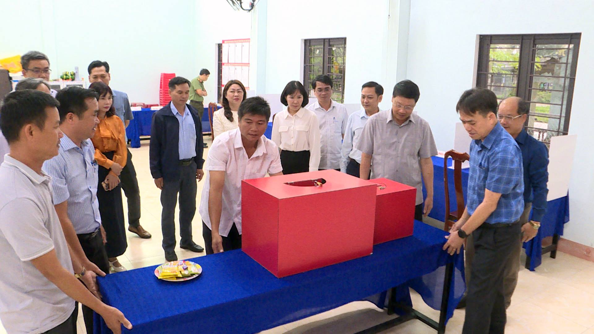 PHÓ BÍ THƯ THÀNH ỦY ĐÀ NẴNG NGÔ XUÂN THẮNG KIỂM TRA CÔNG TÁC CHUẨN BỊ BẦU CỬ TẠI PHƯỜNG BÀN THẠCH