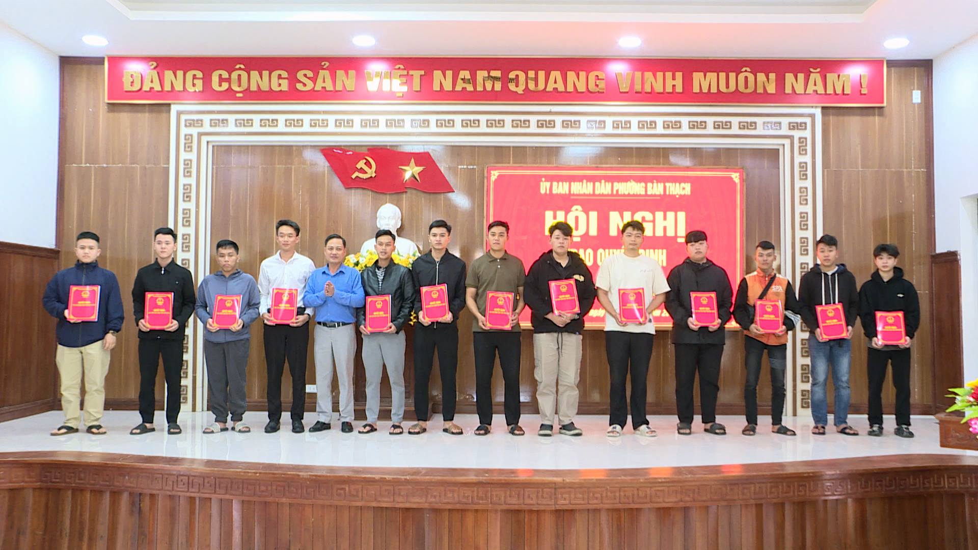 PHƯỜNG BÀN THẠCH TỔ CHỨC HỘI NGHỊ TRAO QUYẾT ĐỊNH GỌI THANH NIÊN NHẬP NGŨ