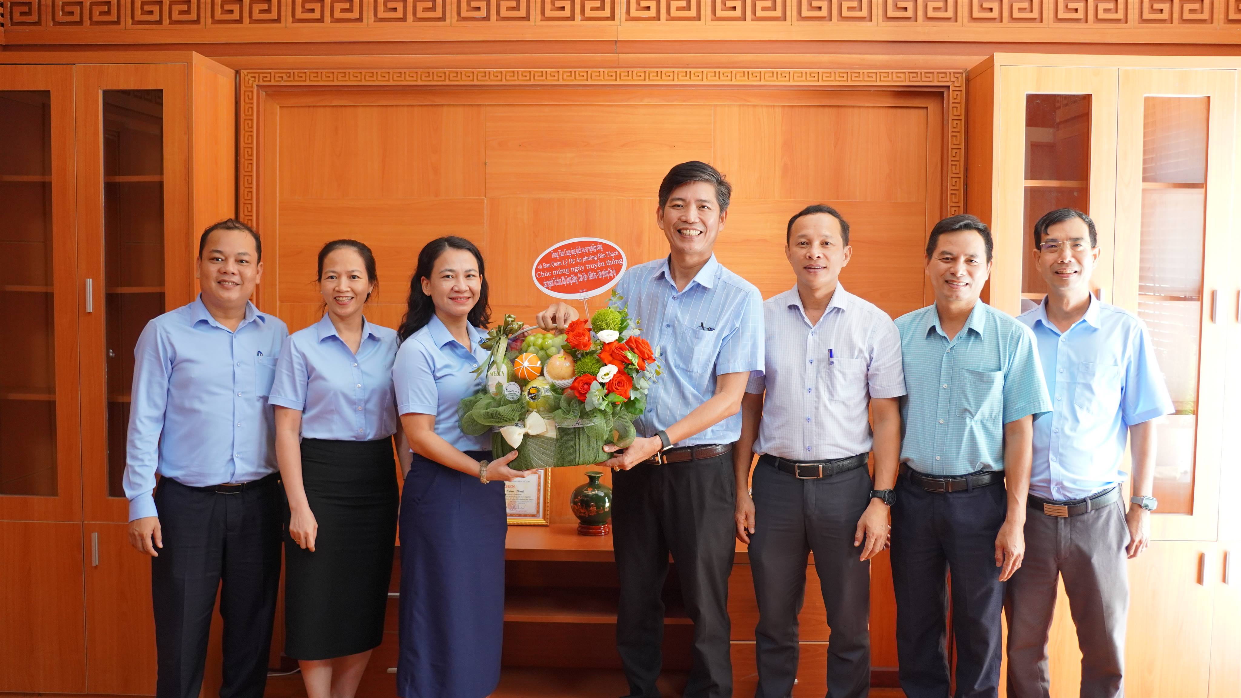 Trung tâm Cung ứng Dịch vụ sự nghiệp công và Ban Quản lý dự án đầu tư xây dựng phường Bàn Thạch thăm, chúc mừng các hội, đoàn thể nhân ngày truyền thống
