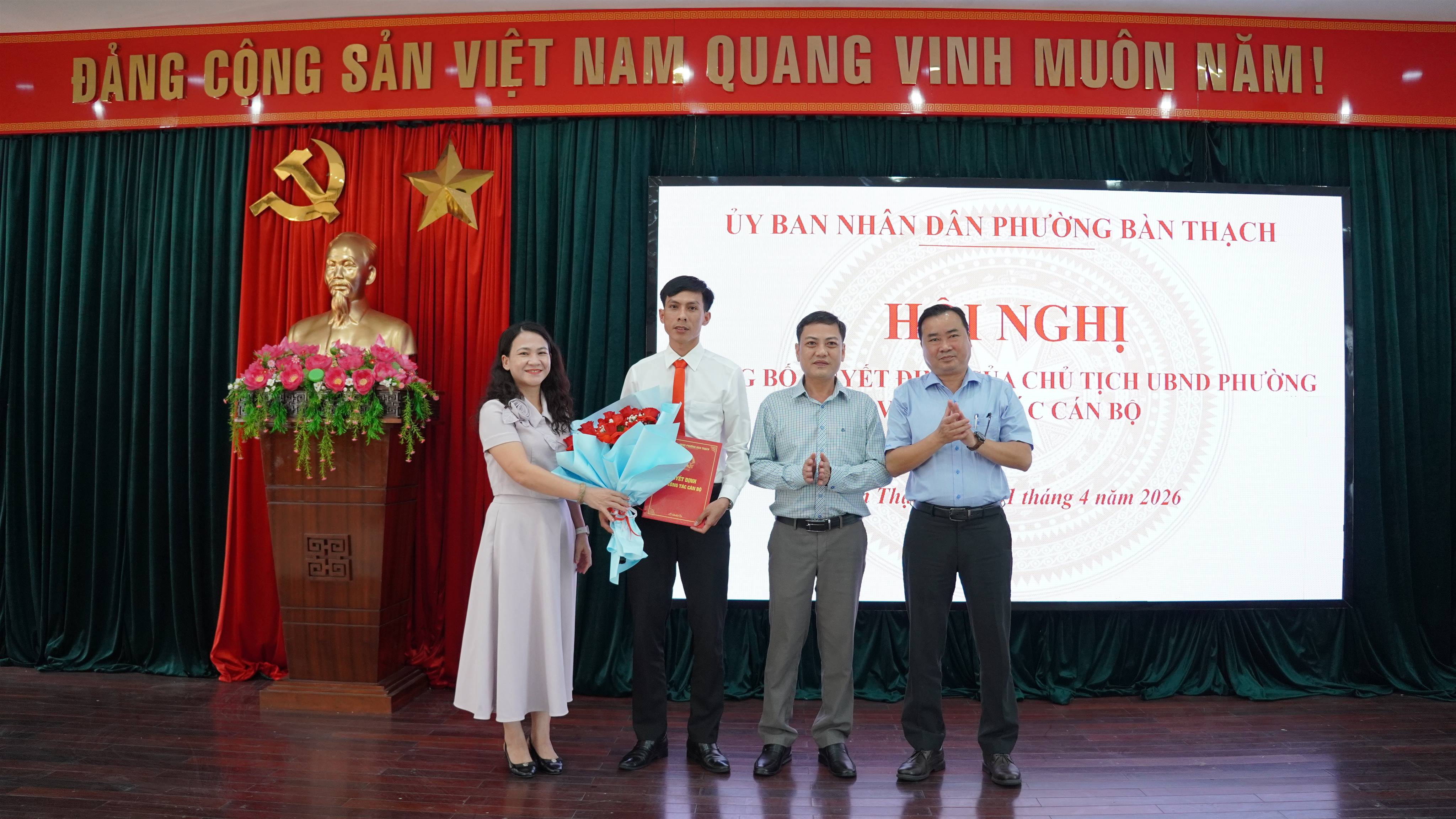 UBND phường Bàn Thạch công bố quyết định bổ nhiệm cán bộ và điều chuyển công chức