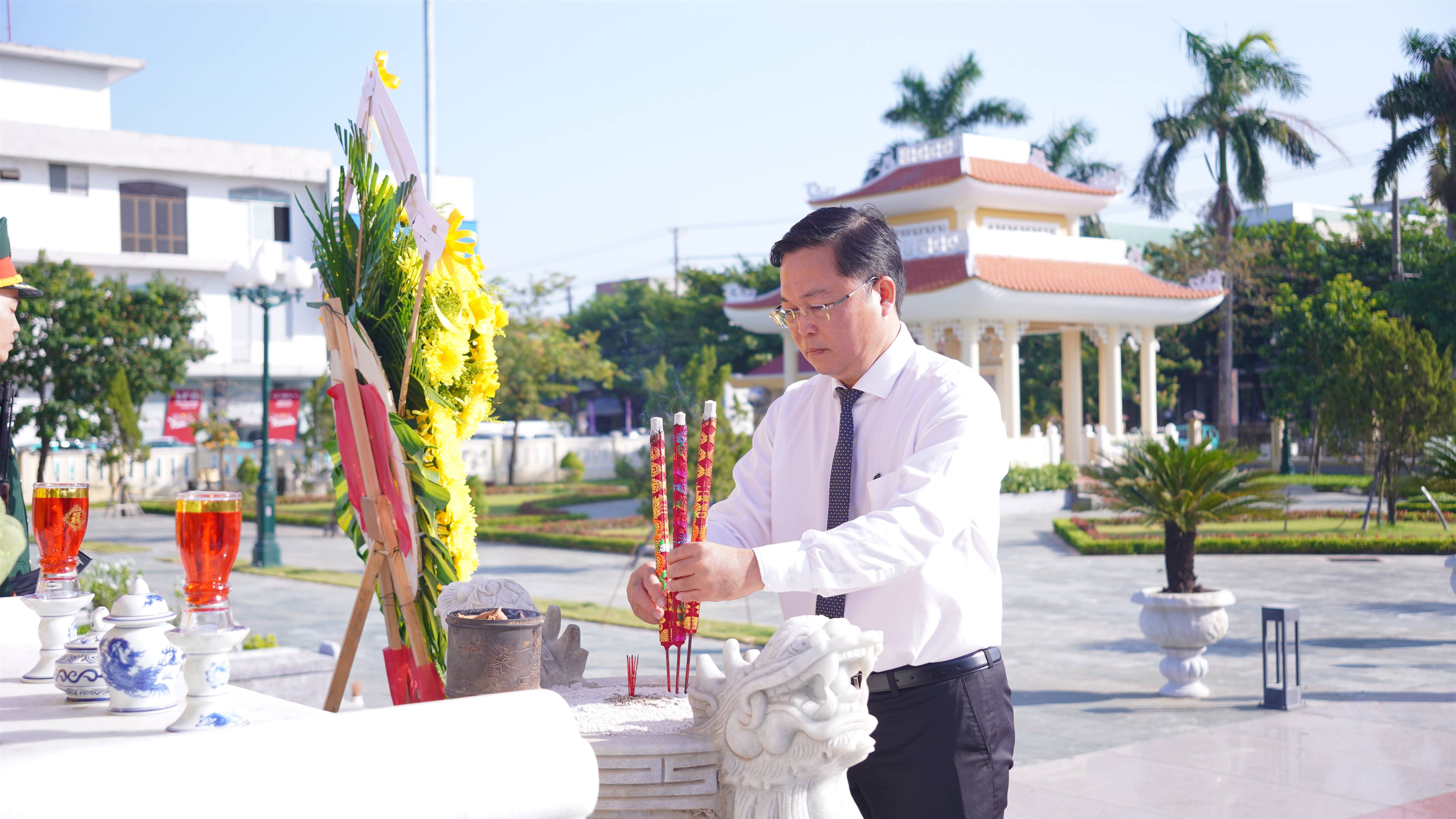 Chủ tịch Ủy ban MTTQ Việt Nam thành phố dâng hương tri ân các anh hùng liệt sĩ tại Nghĩa trang liệt sĩ Tam Kỳ