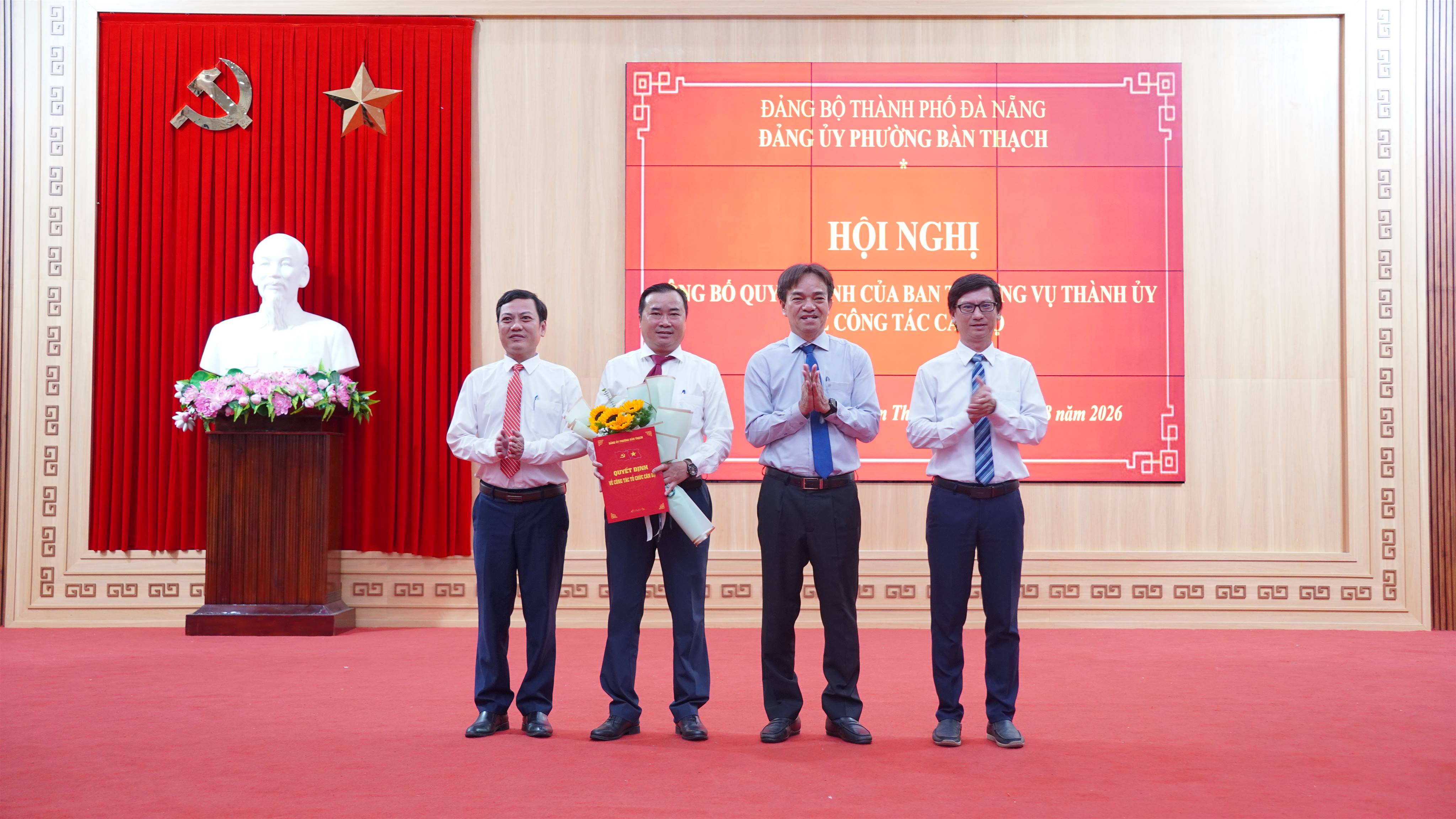 Đảng ủy phường Bàn Thạch công bố quyết định chuẩn y Ủy viên Ban Thường vụ nhiệm kỳ 2025-2030