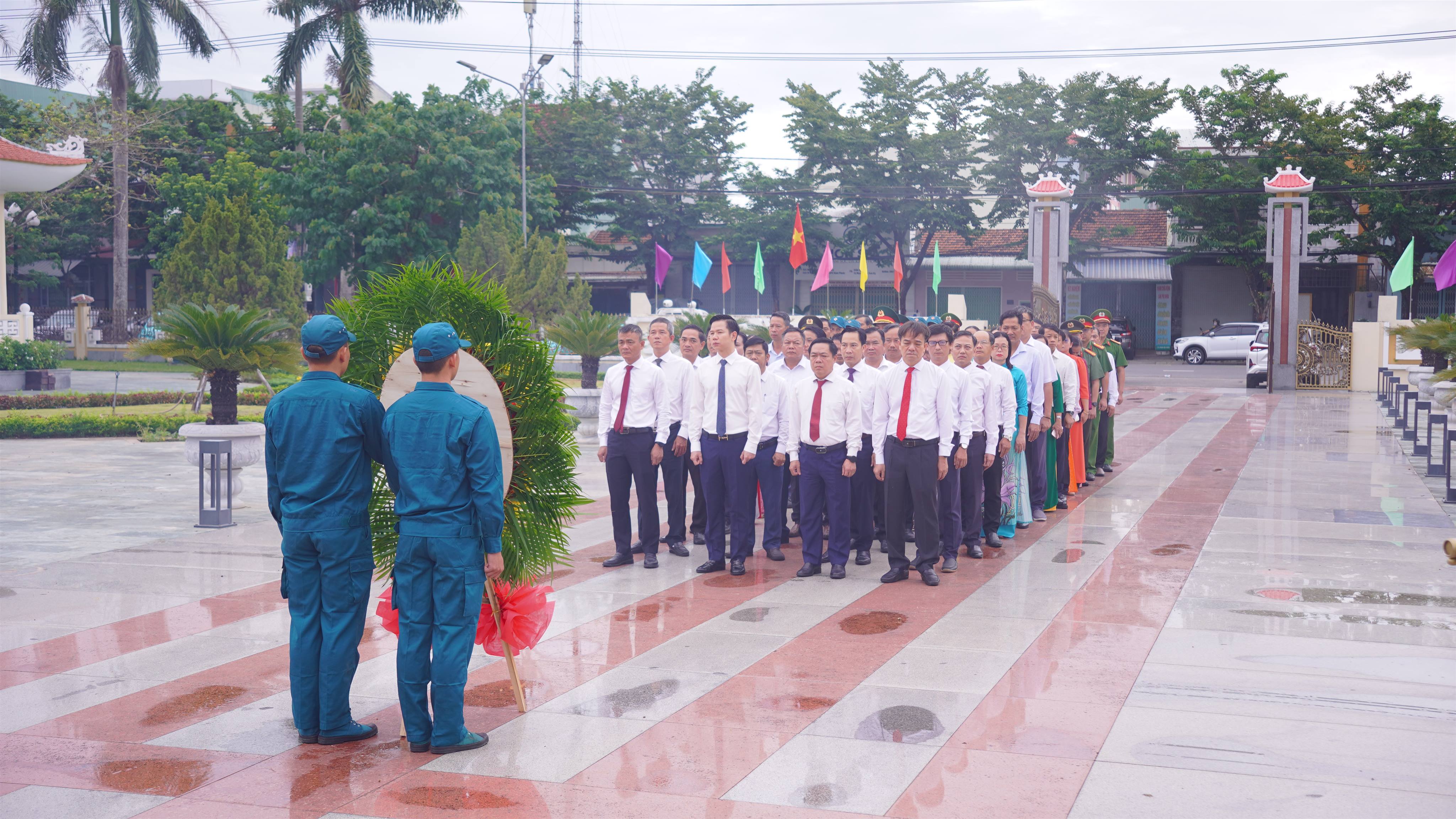 Lãnh đạo 4 phường dâng hoa, dâng hương tưởng niệm, tri ân các thế hệ tiền nhân