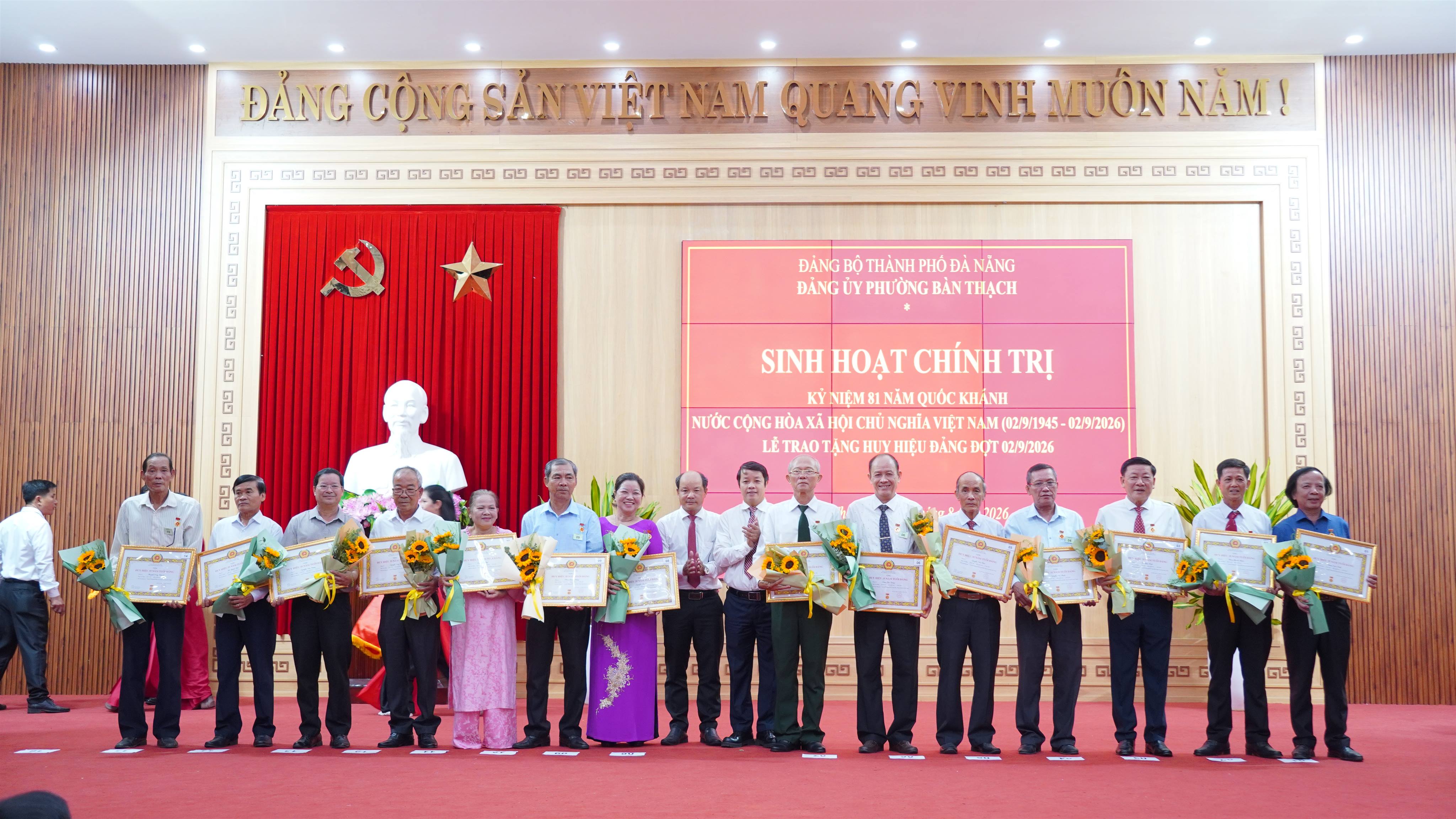 Phường Bàn Thạch tổ chức sinh hoạt chính trị kỷ niệm 81 năm Quốc khánh và trao tặng Huy hiệu Đảng