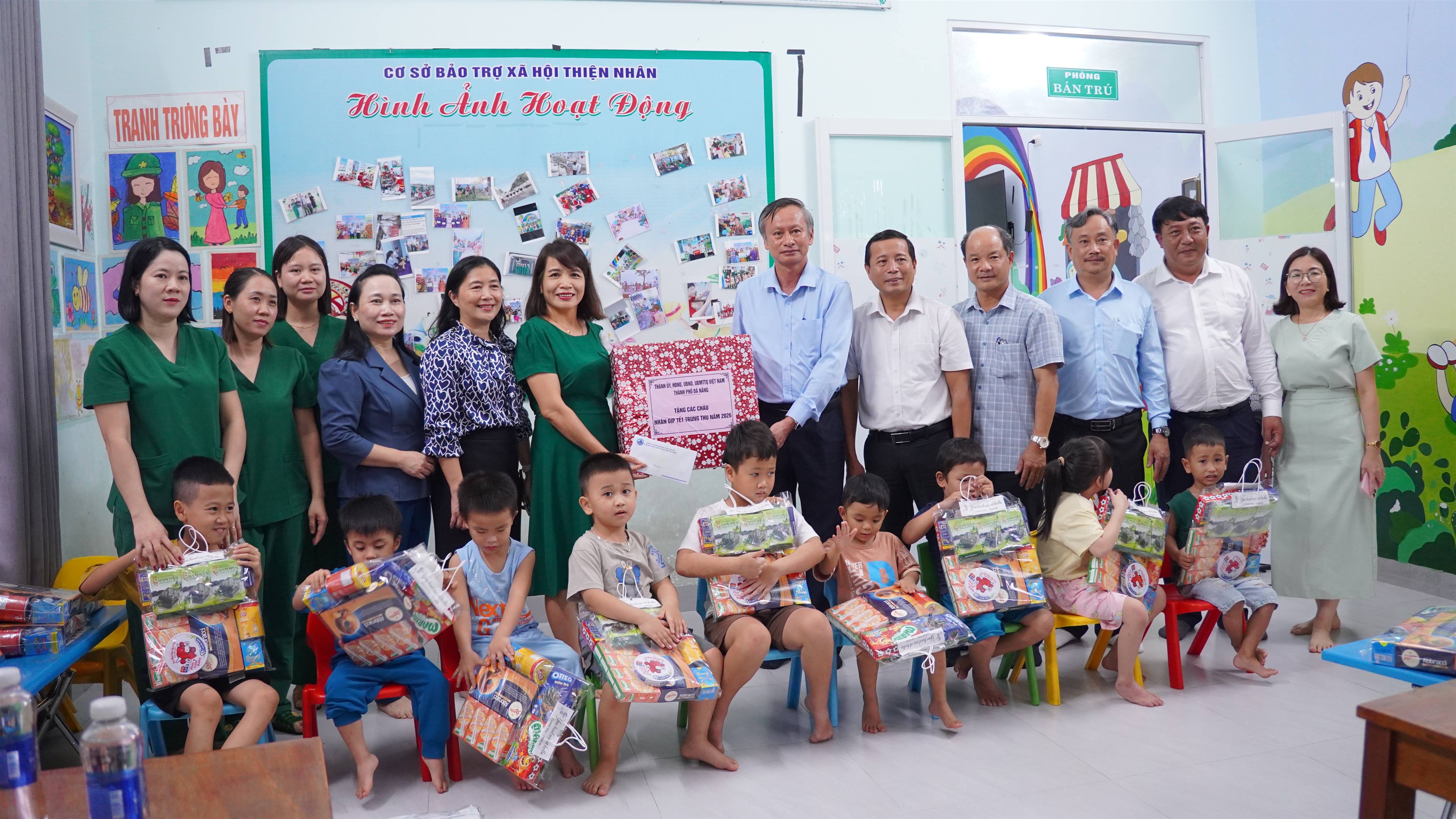 Phó Chủ tịch HĐND thành phố Đà Nẵng thăm, tặng quà Trung thu cho thiếu nhi tại phường Bàn Thạch