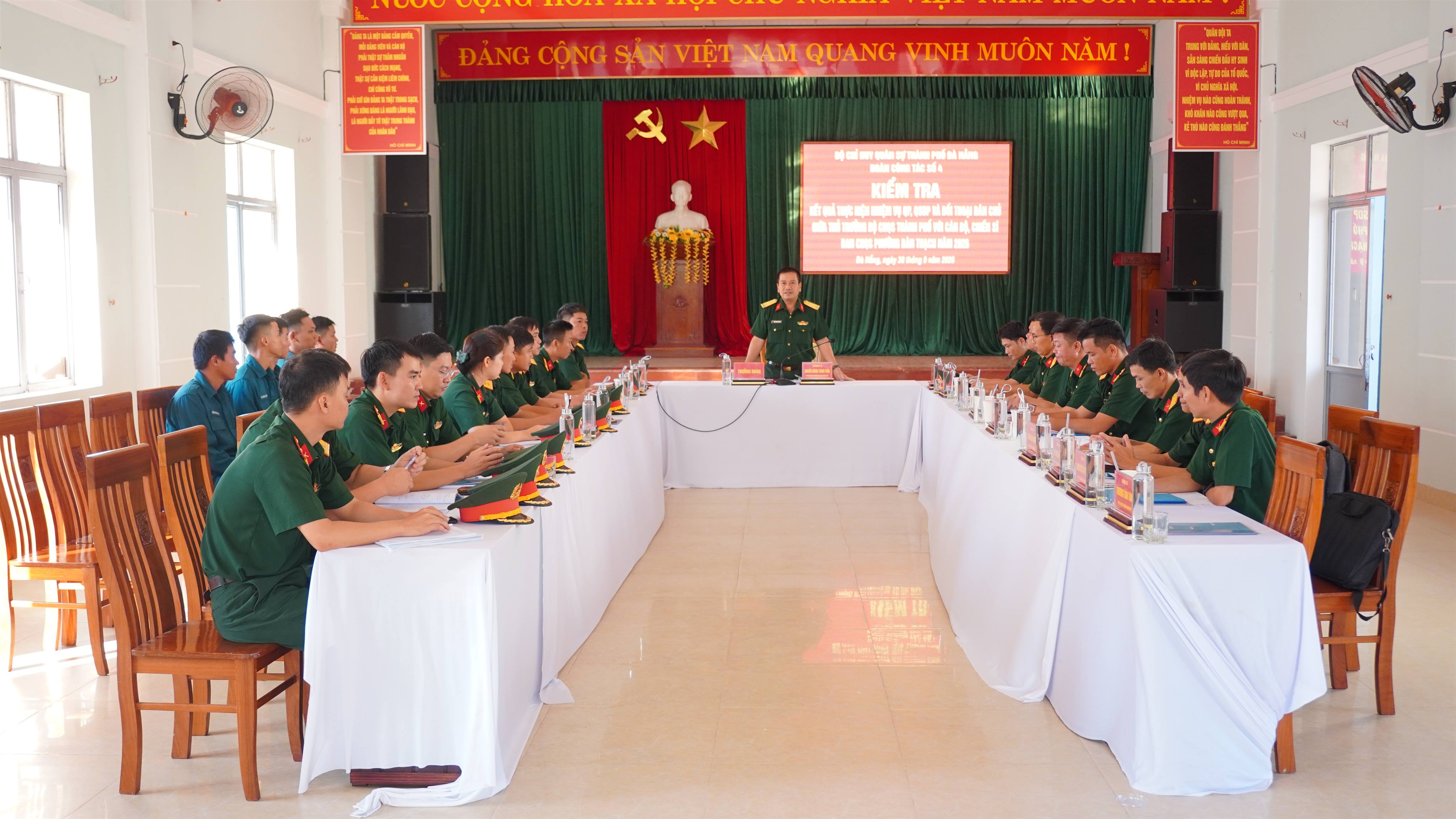 Kiểm tra kết quả thực hiện nhiệm vụ quốc phòng – quân sự địa phương tại phường Bàn Thạch