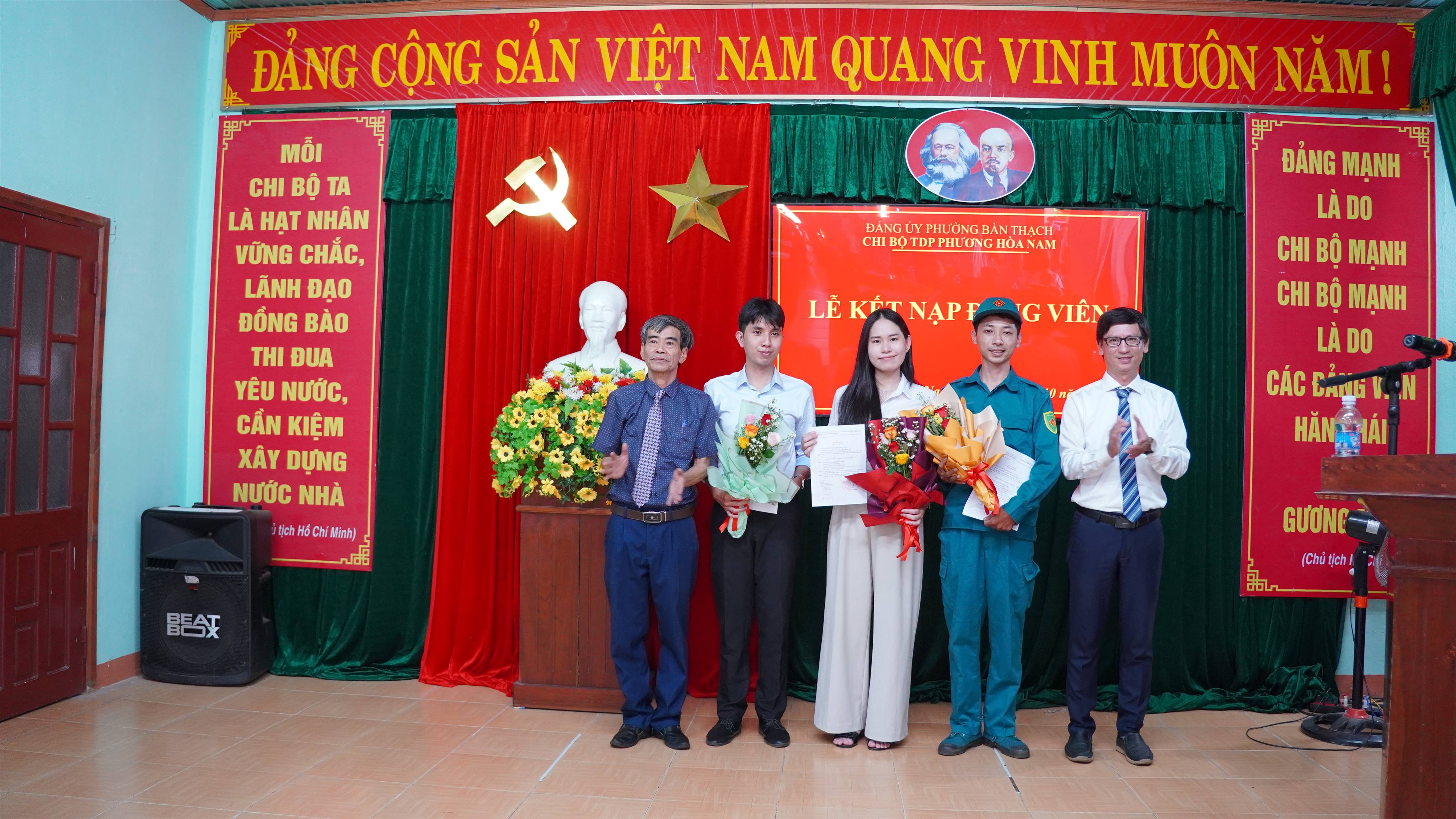 Chi bộ Tổ dân phố Phương Hòa Nam kết nạp 3 đảng viên mới