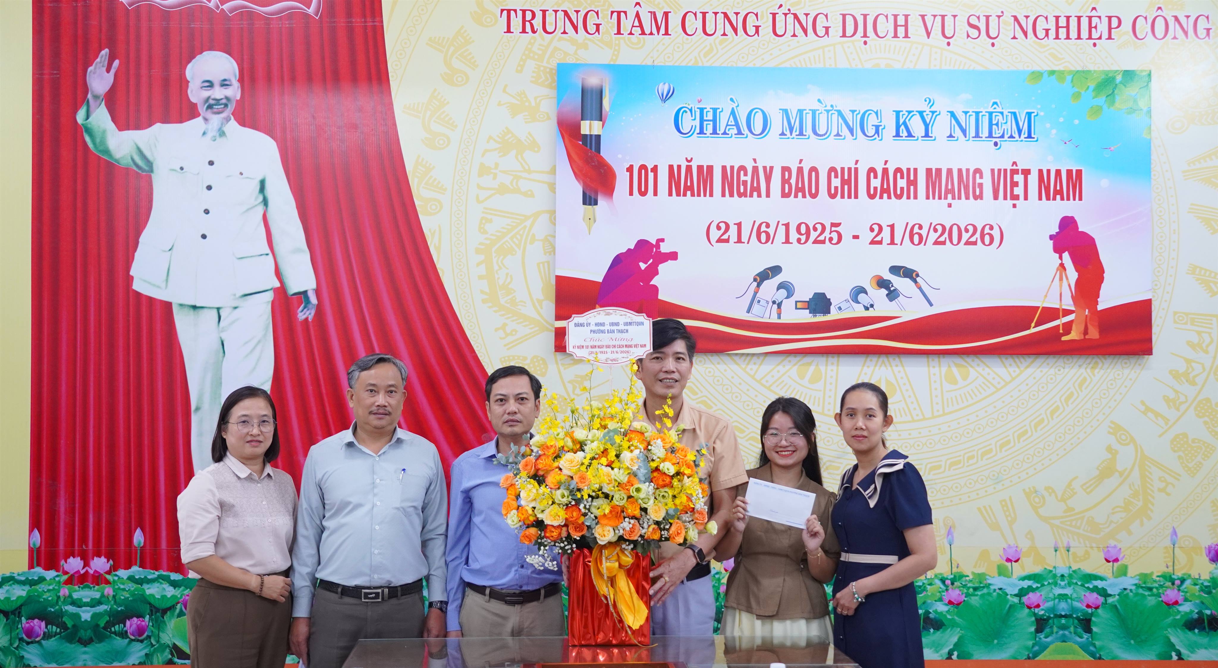 Lãnh đạo phường Bàn Thạch thăm, chúc mừng nhân kỷ niệm 101 năm Ngày Báo chí Cách mạng Việt Nam