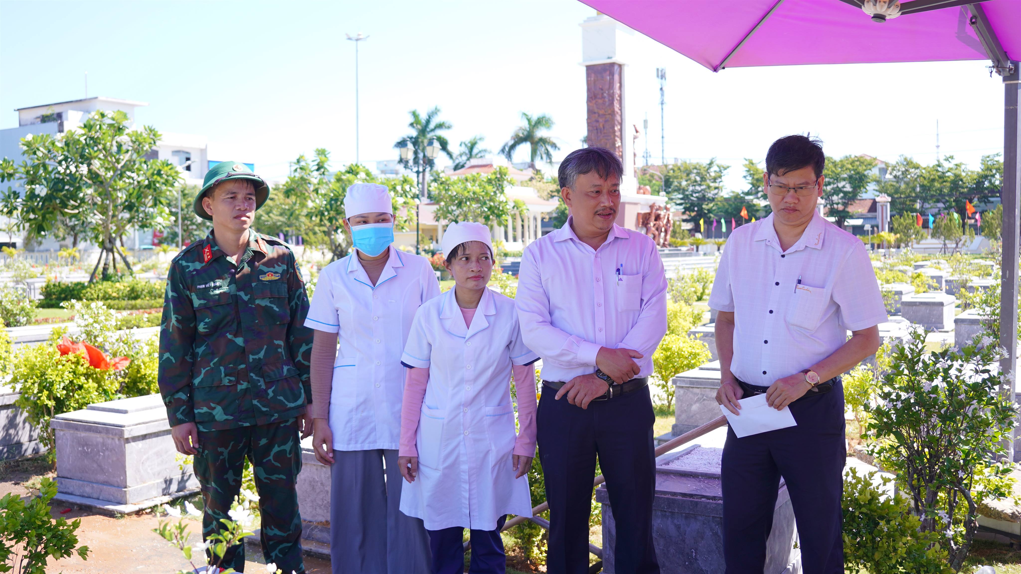 Lãnh đạo phường Bàn Thạch thăm, động viên lực lượng thực hiện lấy mẫu sinh phẩm hài cốt liệt sĩ