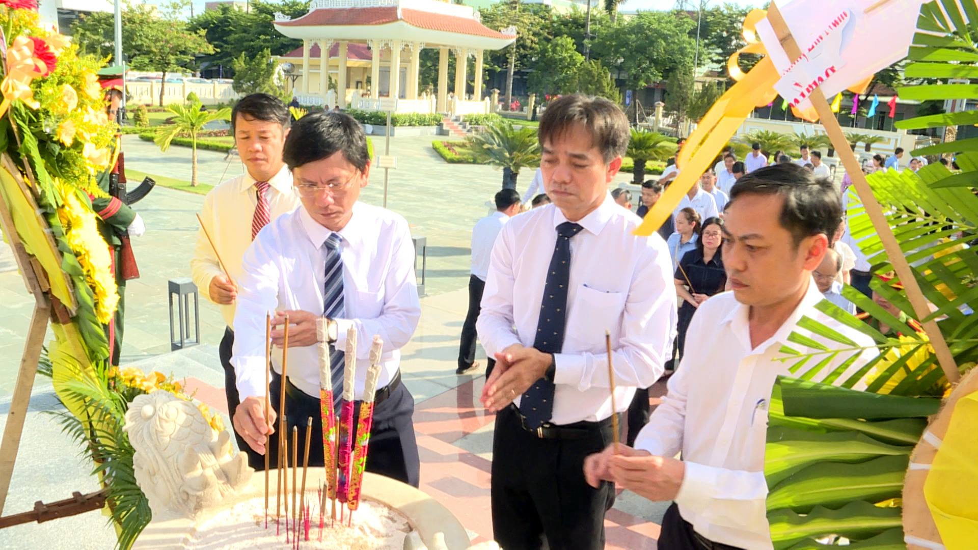 DÂNG HƯƠNG TƯỞNG NIỆM CÁC ANH HÙNG LIỆT SĨ TRƯỚC KHI TRIỂN KHAI LẤY MẪU HÀI CỐT PHỤC VỤ GIÁM ĐỊNH ADN