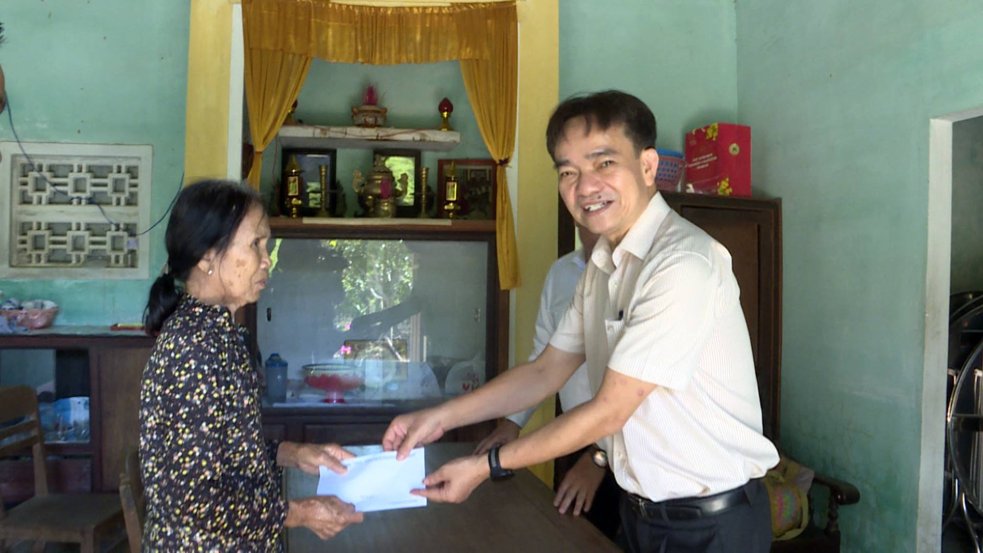 LÃNH ĐẠO PHƯỜNG BÀN THẠCH THĂM, TẶNG QUÀ CÁC GIA ĐÌNH CHÍNH SÁCH NHÂN KỶ NIỆM 79 NĂM NGÀY THƯƠNG BINH - LIỆT SĨ