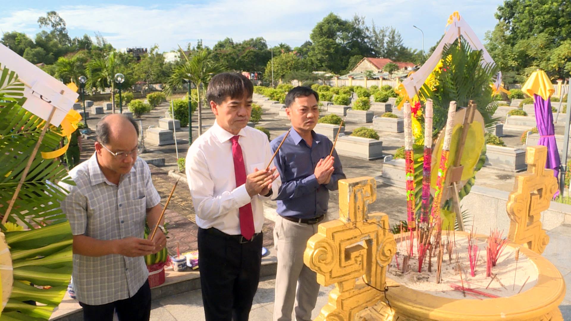 PHƯỜNG BÀN THẠCH DÂNG HƯƠNG, LẤY MẪU HÀI CỐT LIỆT SĨ TẠI NGHĨA TRANG LIỆT SĨ TAM THĂNG